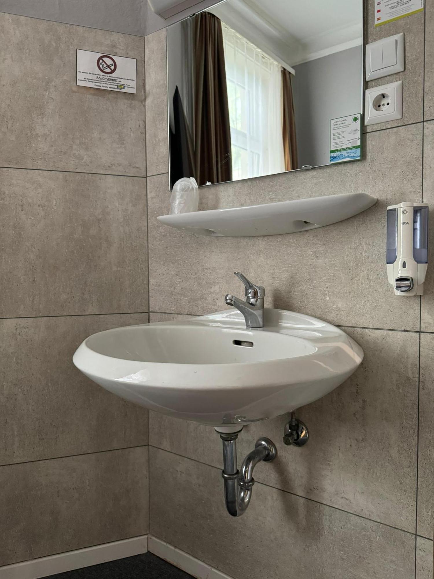 Doppelzimmer mit Dusche und Etagen-WC