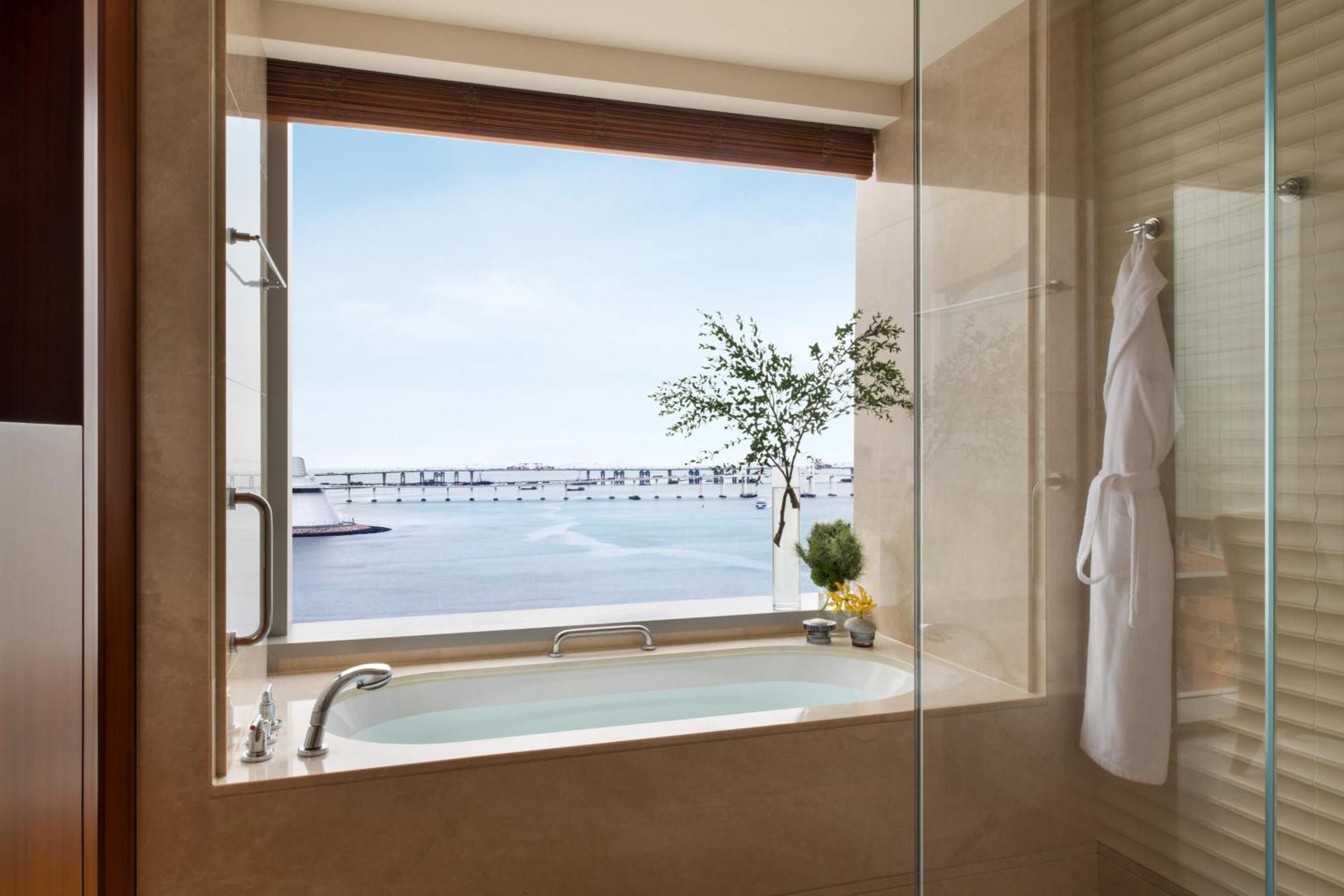 Mandarin Premier King Room with Sea and Lake View,1574708483:JPEG