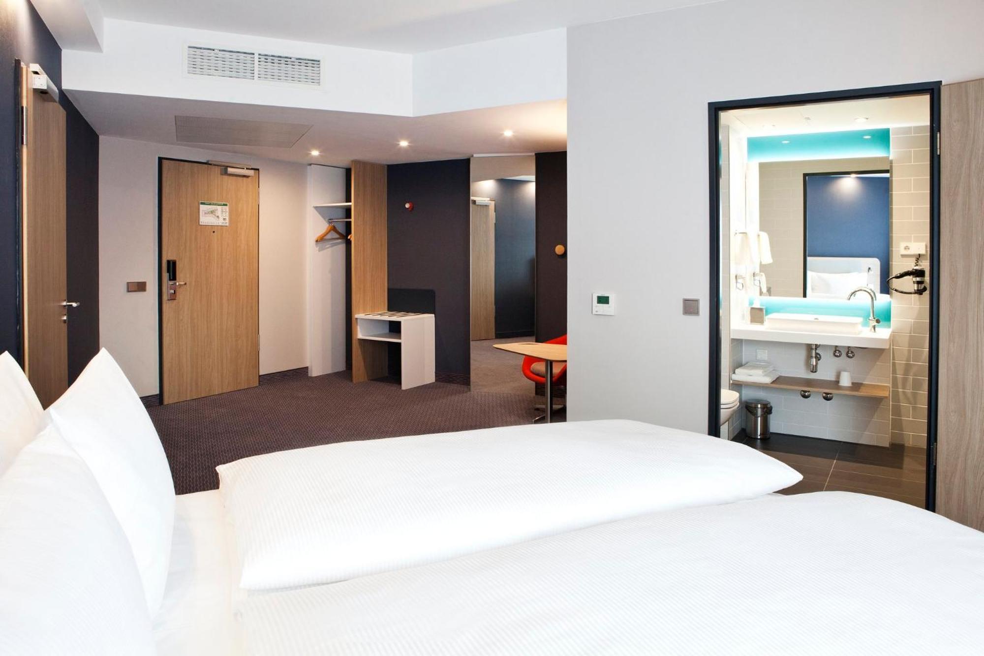 Standard Queen Room - Accessible,1594843490:JPEG