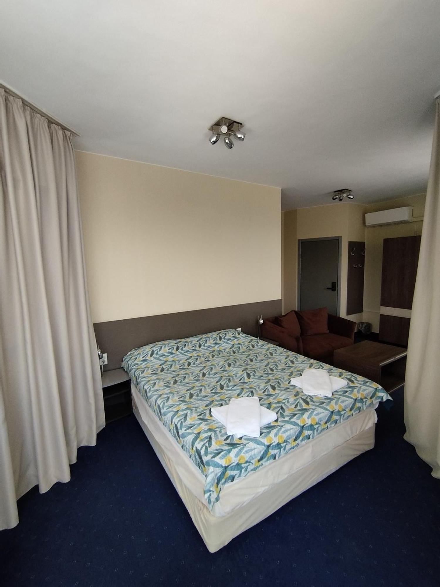 Twin Room,1593820437:JPEG