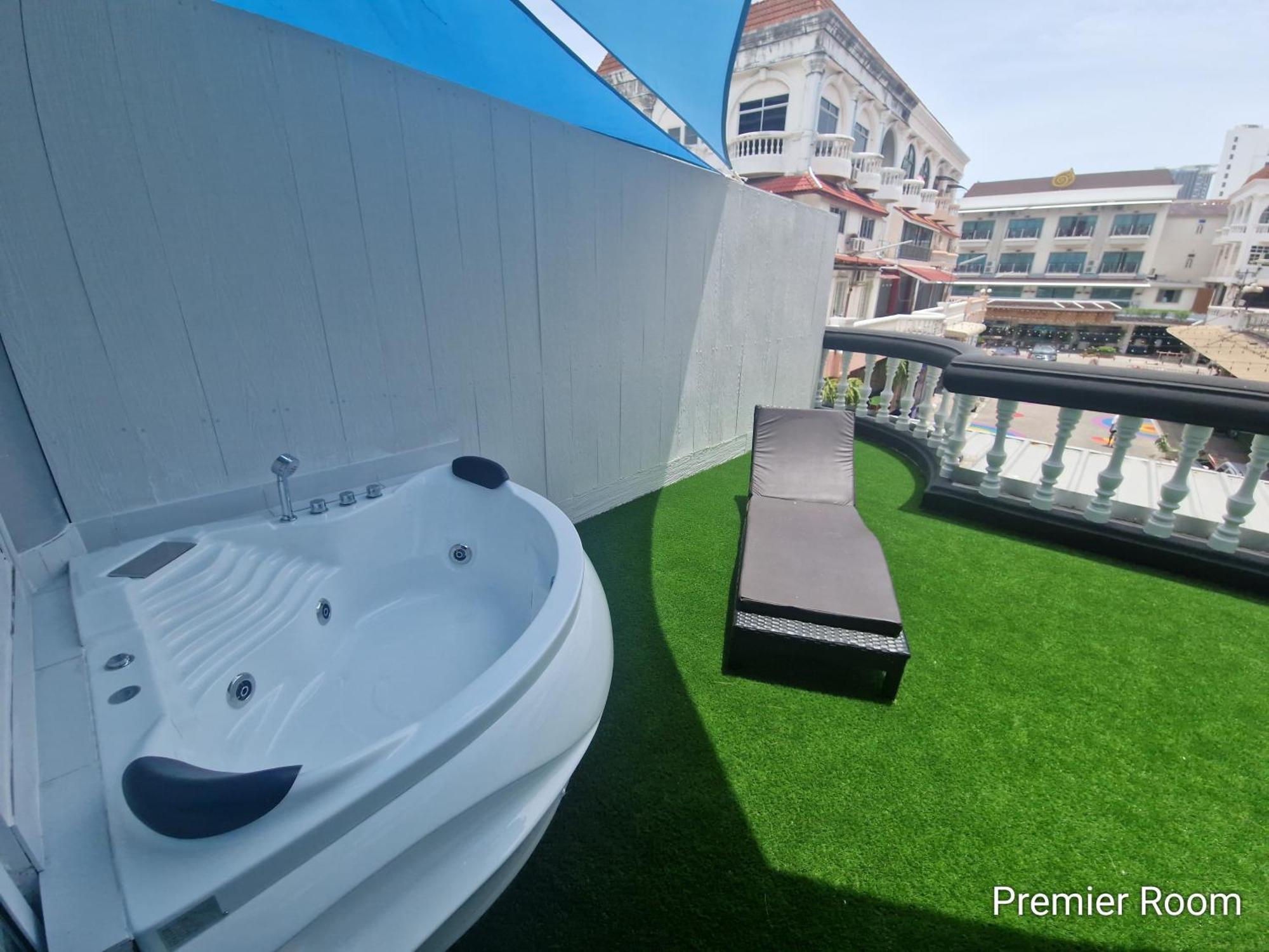 Habitación con cama extragrande y bañera de hidromasaje