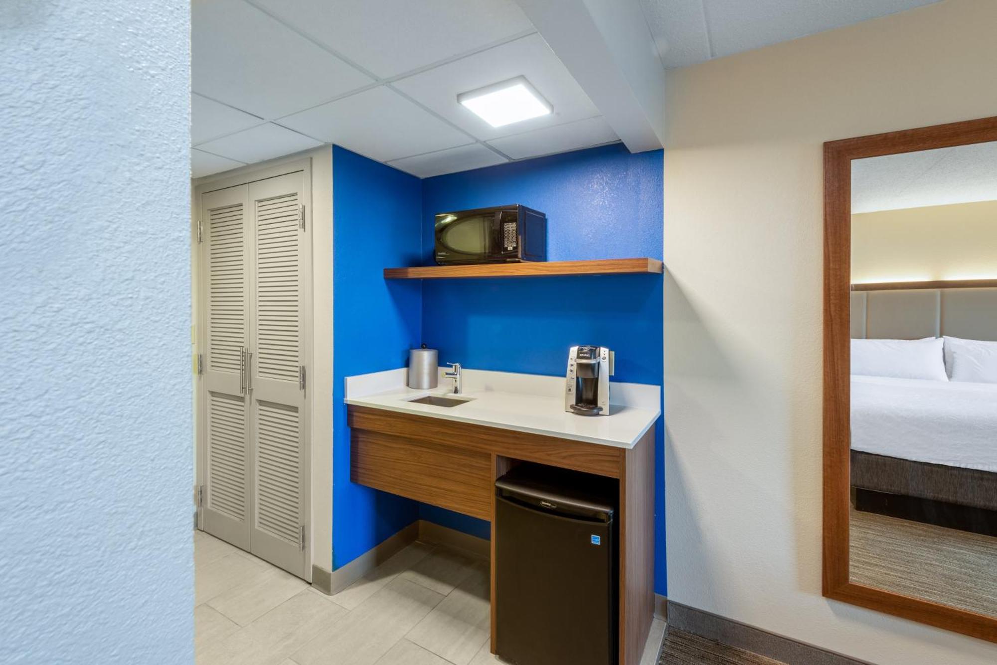 Standard King Room with Roll-in Shower - Mobility Accessible,1612965485:JPEG