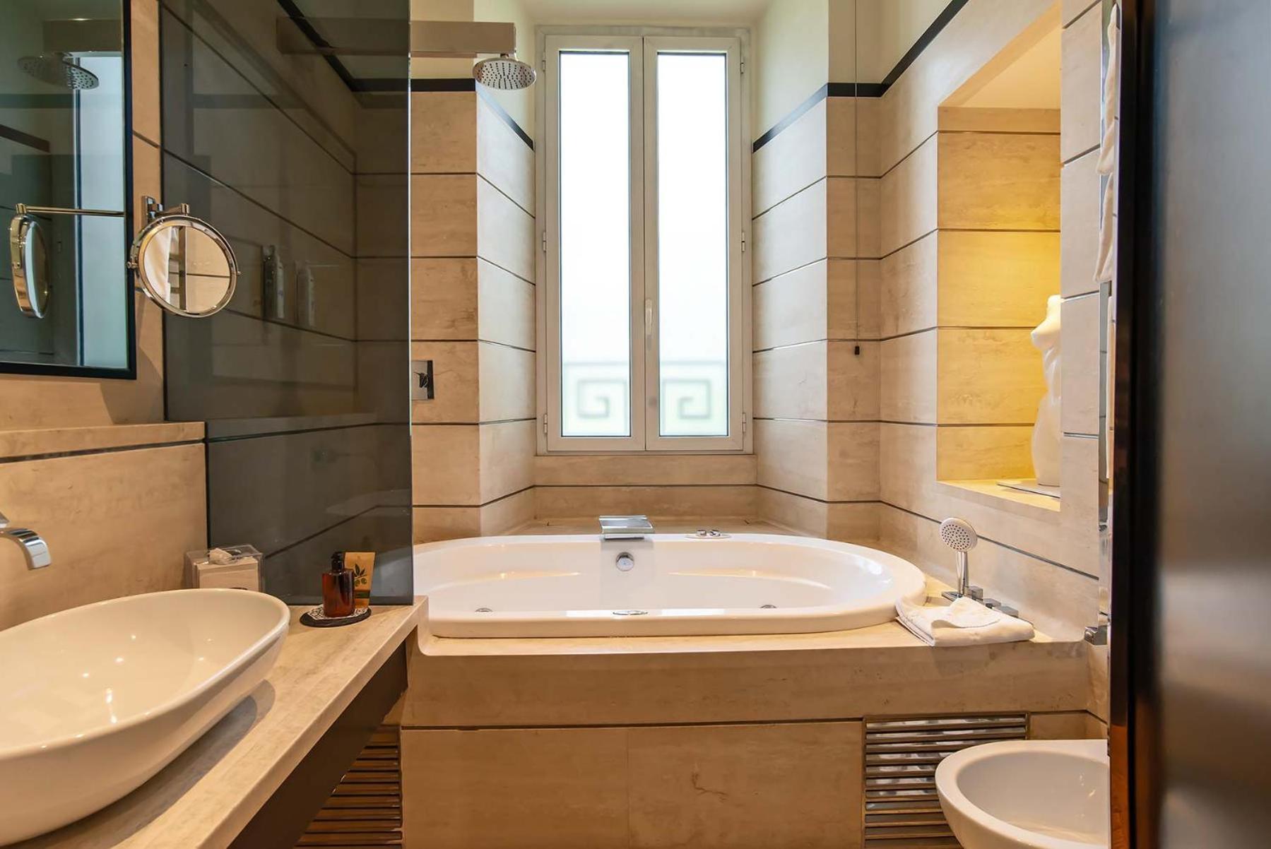 Habitación Doble Exclusiva con una bañera de hidromasaje.
