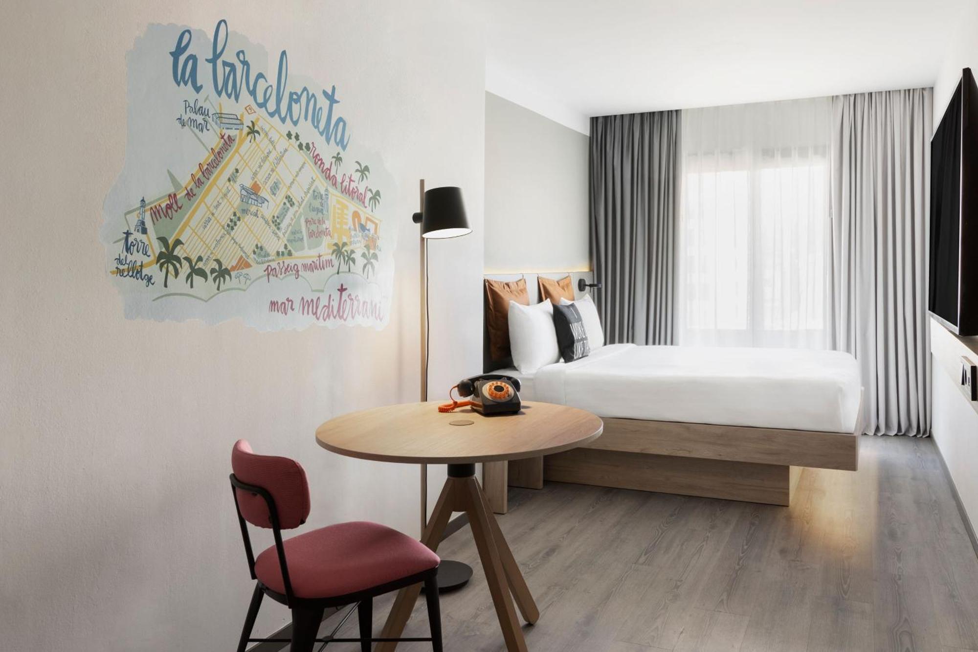 Quarto Moxy com cama queen-size e vista para a cidade