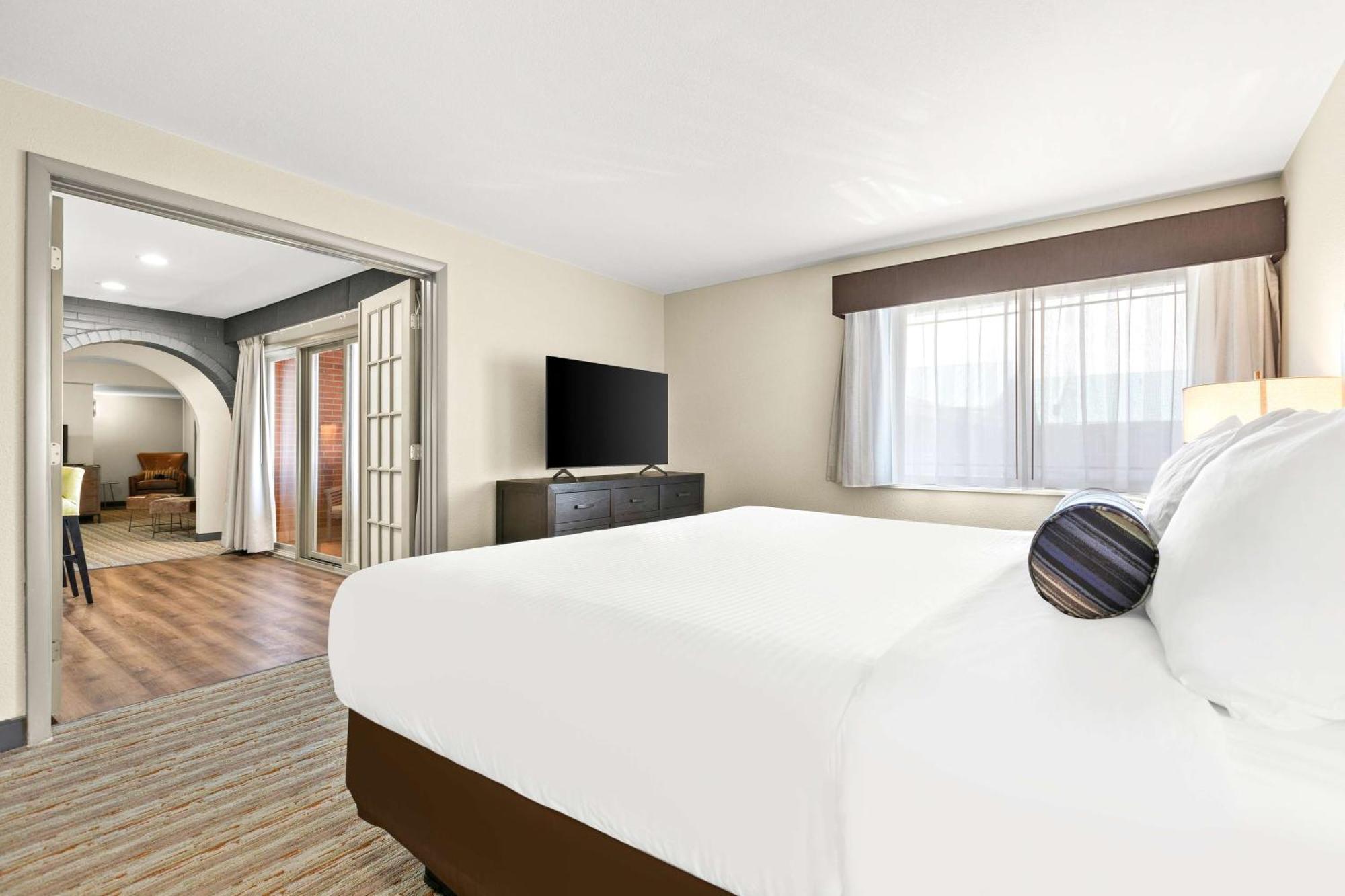 One-Bedroom King Suite with Sofa Bed and Balcony,1622074086:JPEG