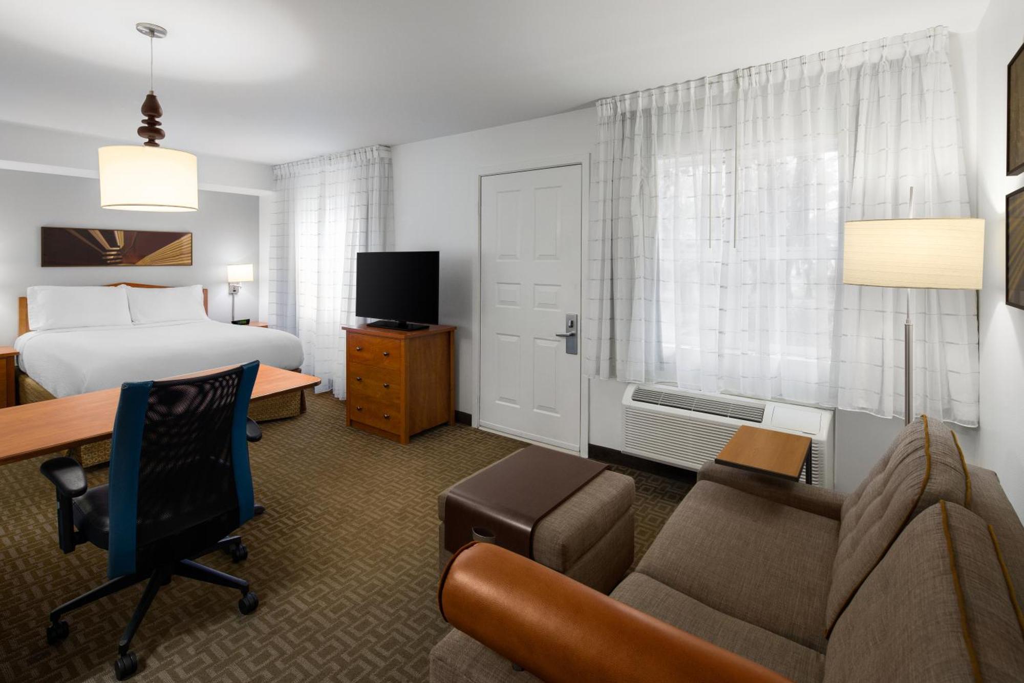Deluxe Queen Suite with Sofa Bed,1626355970:JPEG
