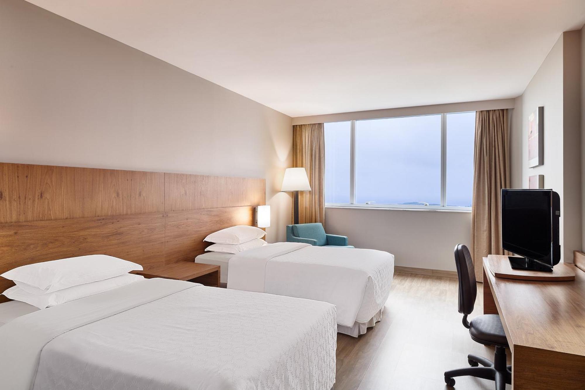 Quarto CLÁSSICO com 2 Camas de Solteiro em Andar Baixo