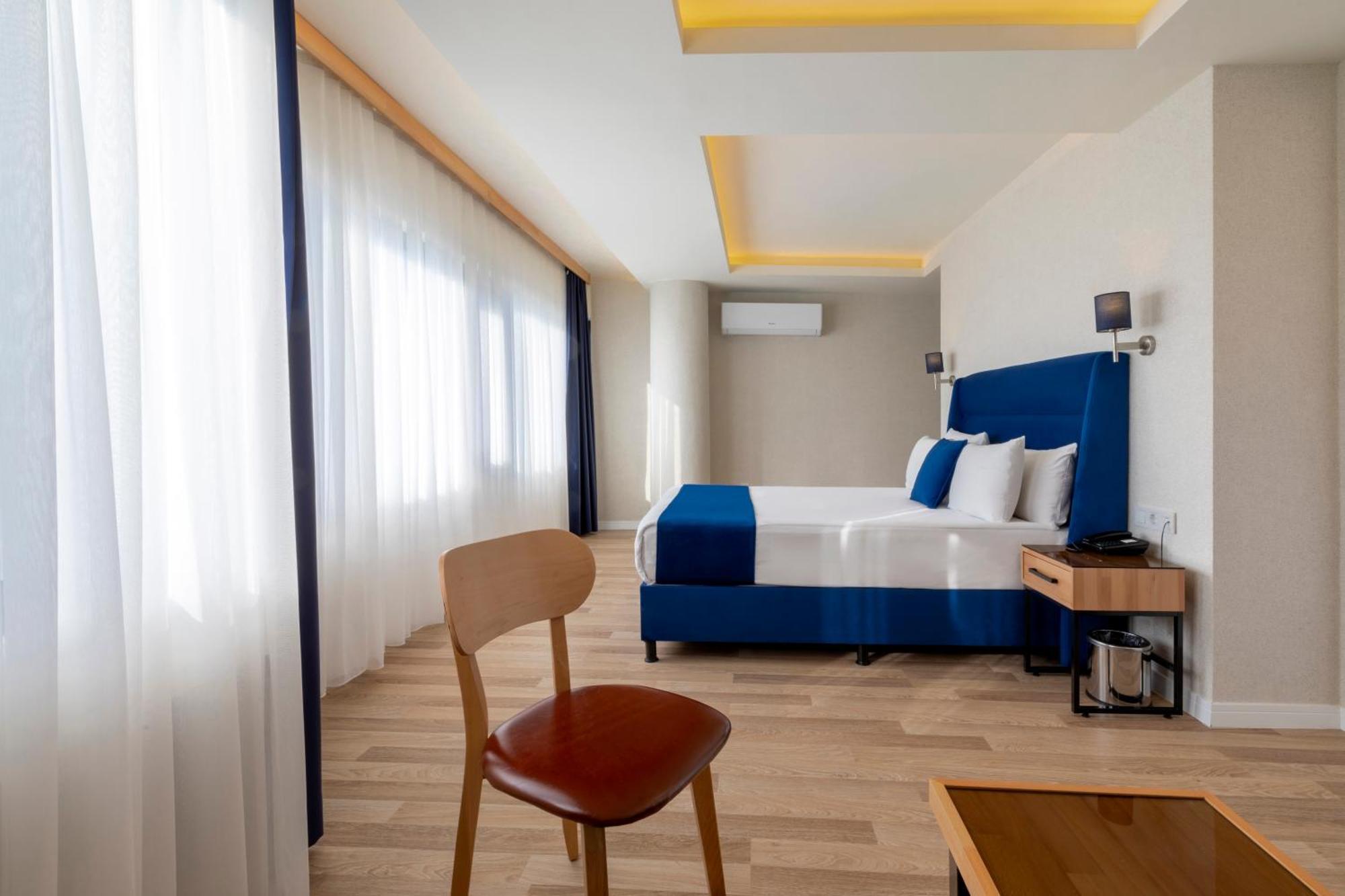 Junior Suite im Nebengebäude mit seitlichem Meerblick