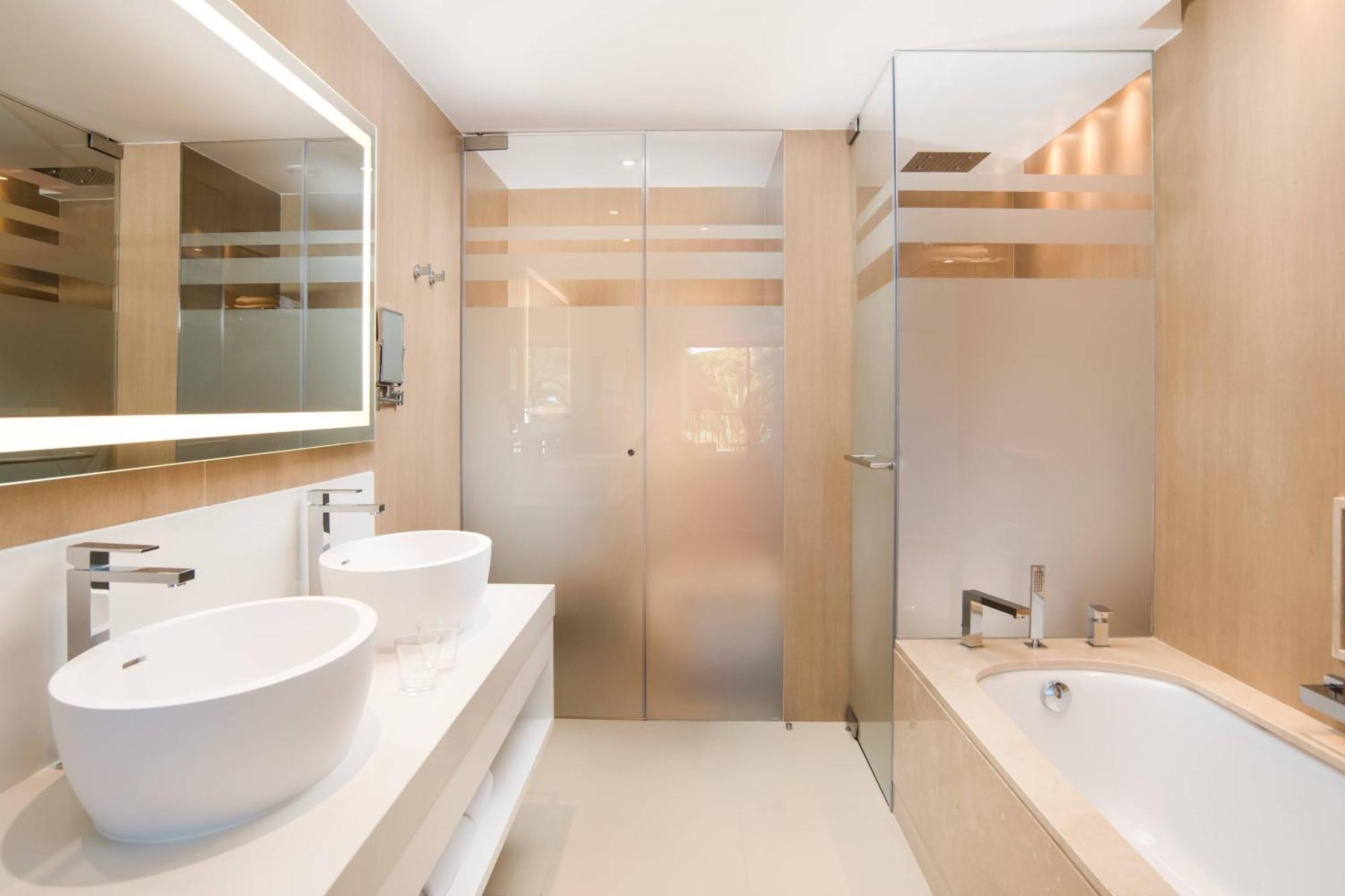 Suite con 3 dormitorios y balcón con vistas al complejo