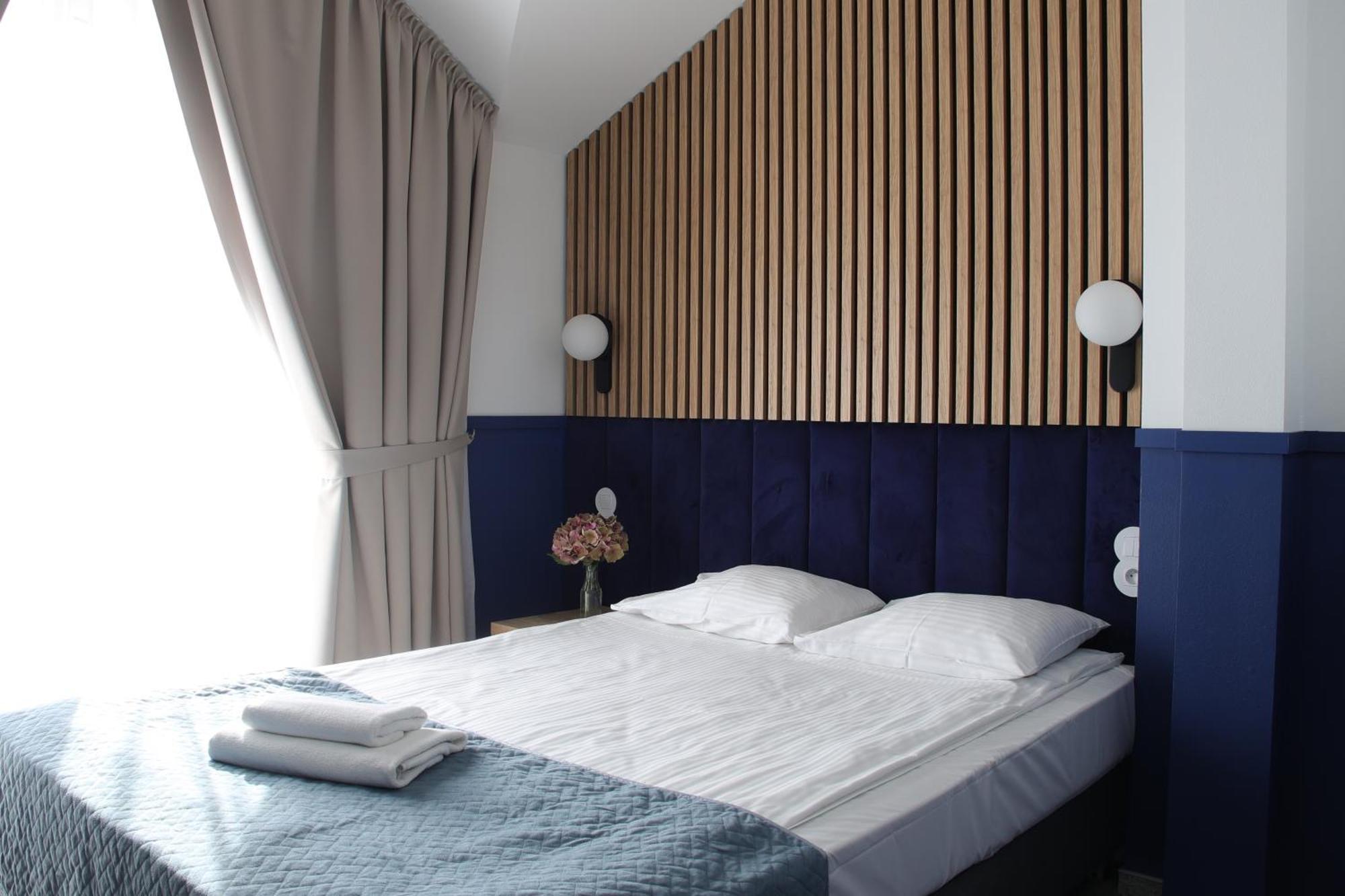 Small Double Room,1742903016:JPEG