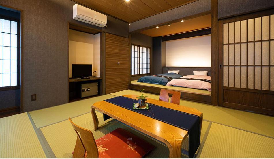 (210) Twin Room with Shared Bath