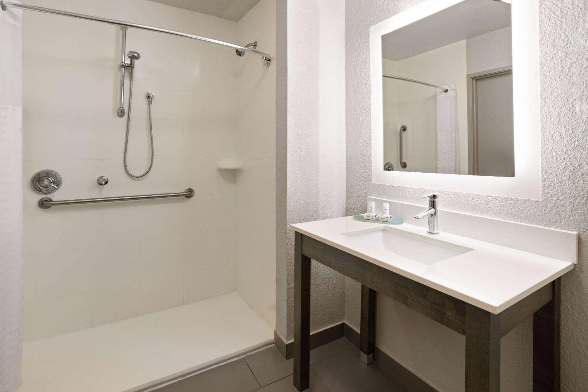 King Room with View - Mobility Access/Non-Smoking,1652746949:JPEG