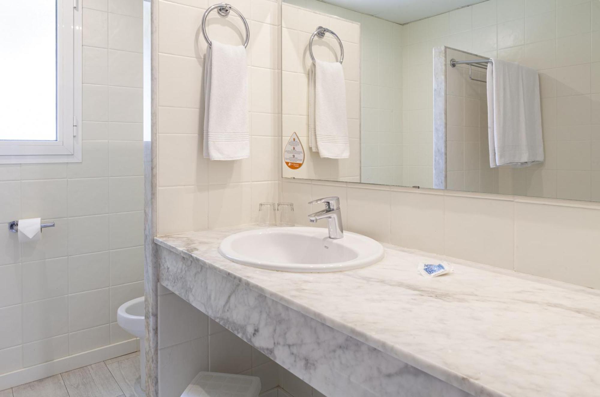 Suite Premium con 2 Camere da Letto - Accesso Parco Acquatico Incluso (4 Adulti)