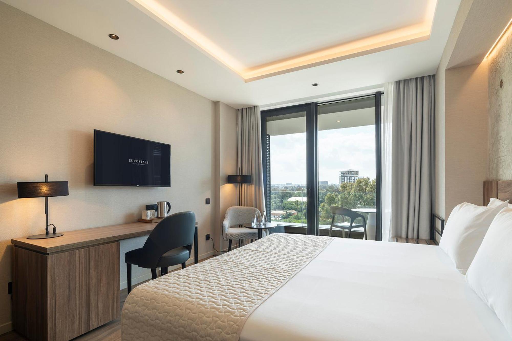 Habitación Grand Deluxe con sofá cama y terraza