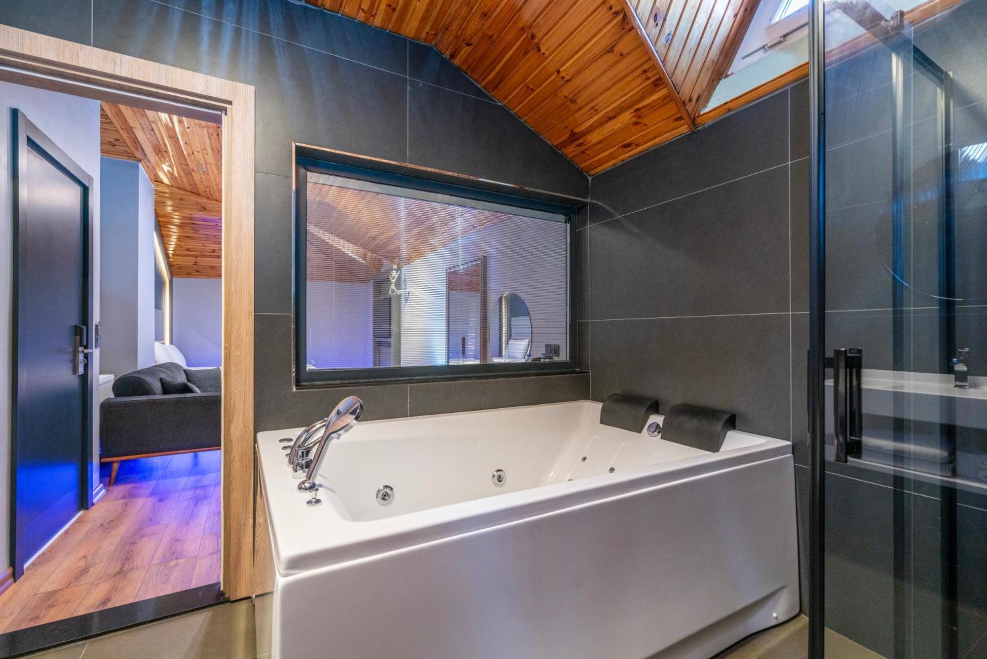 Deluxe Suite with Spa Bath,1655397944:JPEG