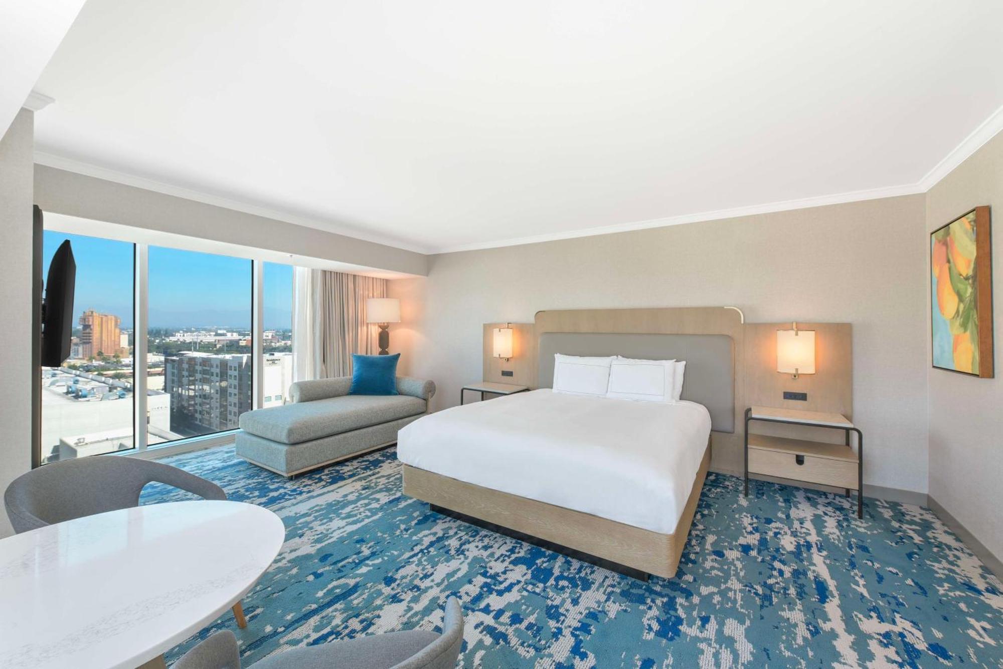 King Room with Theme Park and Pool View,1663740796:JPEG