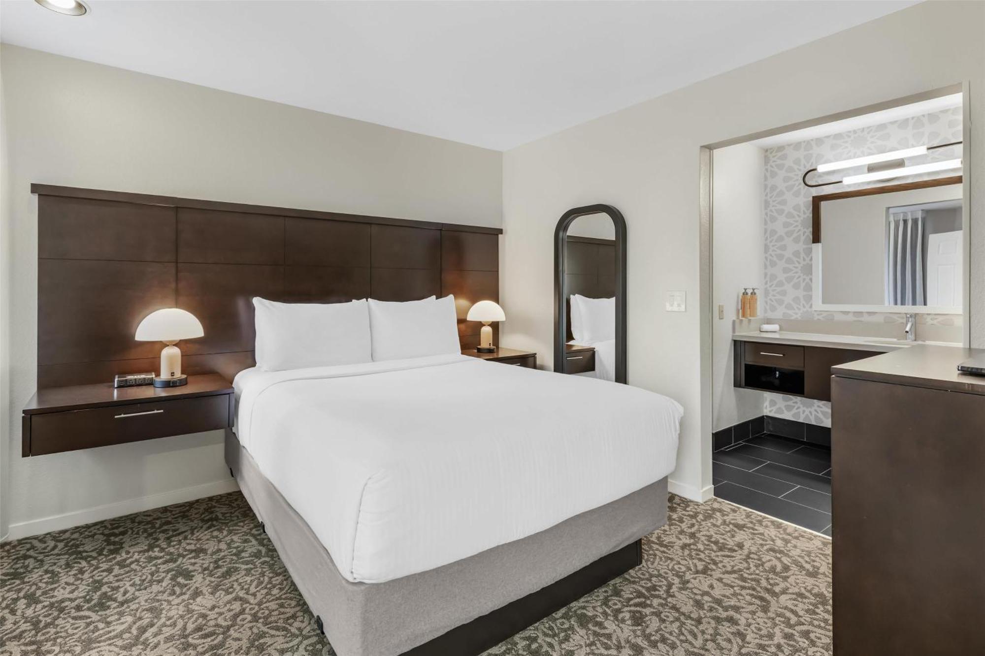 One-Bedroom Queen Suite with Roll-In Shower - Mobility Accessible,1664657093:JPEG