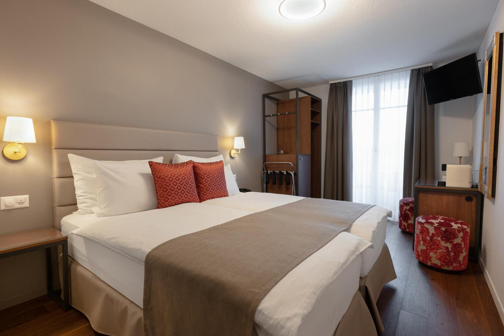 Double room facing the Chapel Bridge and large balcony 12m2,1669010971:JPEG