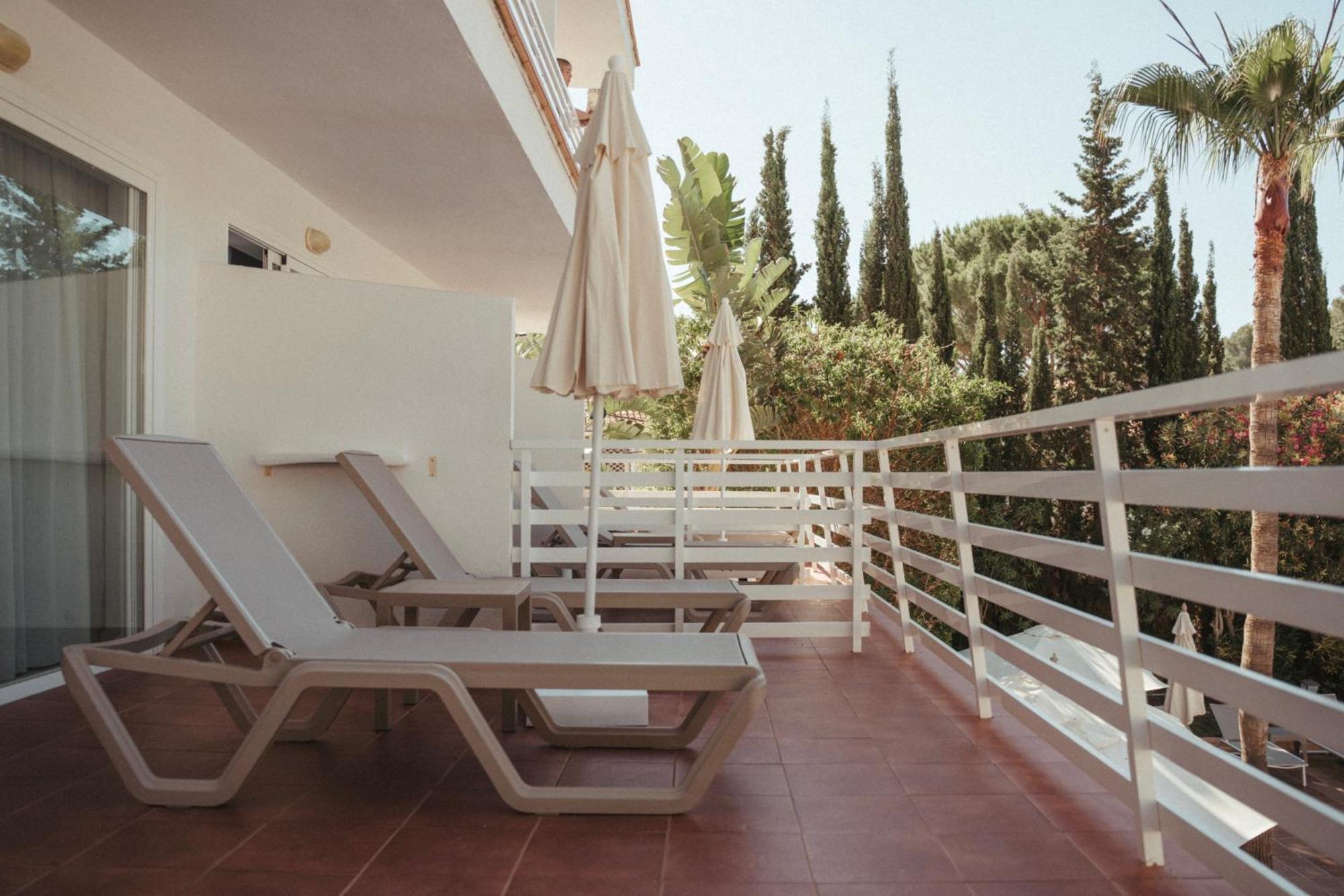 Chambre Double ou Lits Jumeaux - Vue sur Piscine