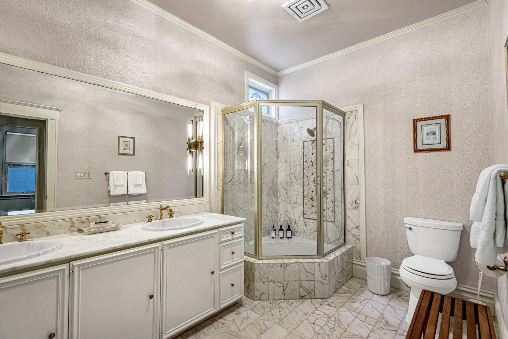 Two-Bedroom Apartment with City View,1691617686:JPEG