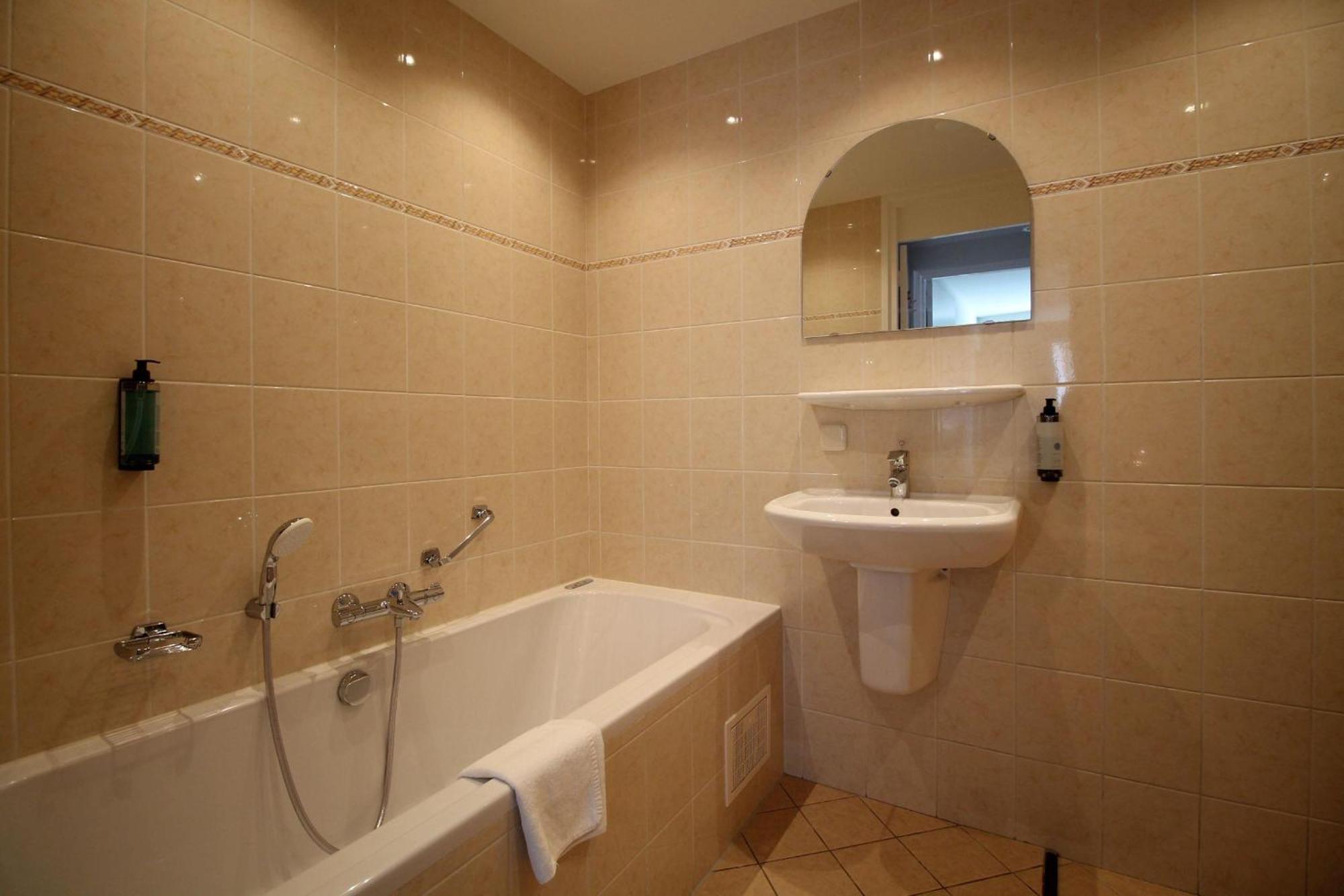 Two-Room Apartment with One Double and One Bunk Bed, City View and Walk-In Shower - Non-Smoking,1692070365:JPEG