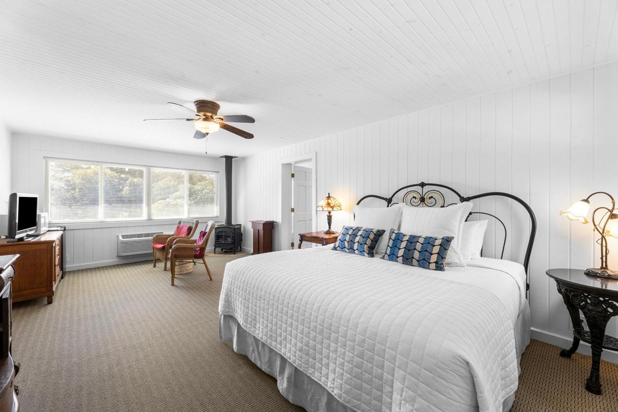Deluxe King Suite,1693417523:JPEG