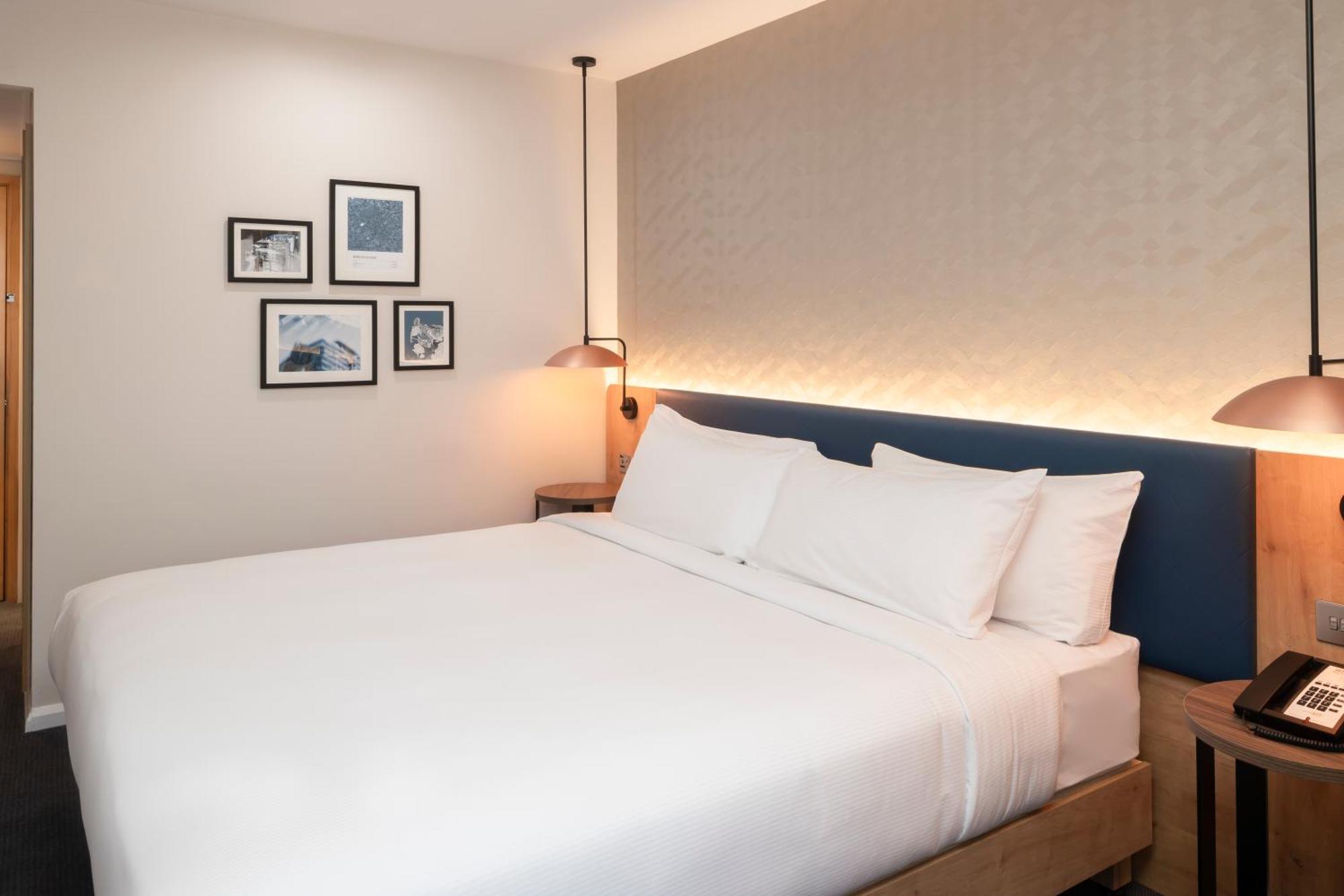 Quarto com Cama King-size e Vista do Rio