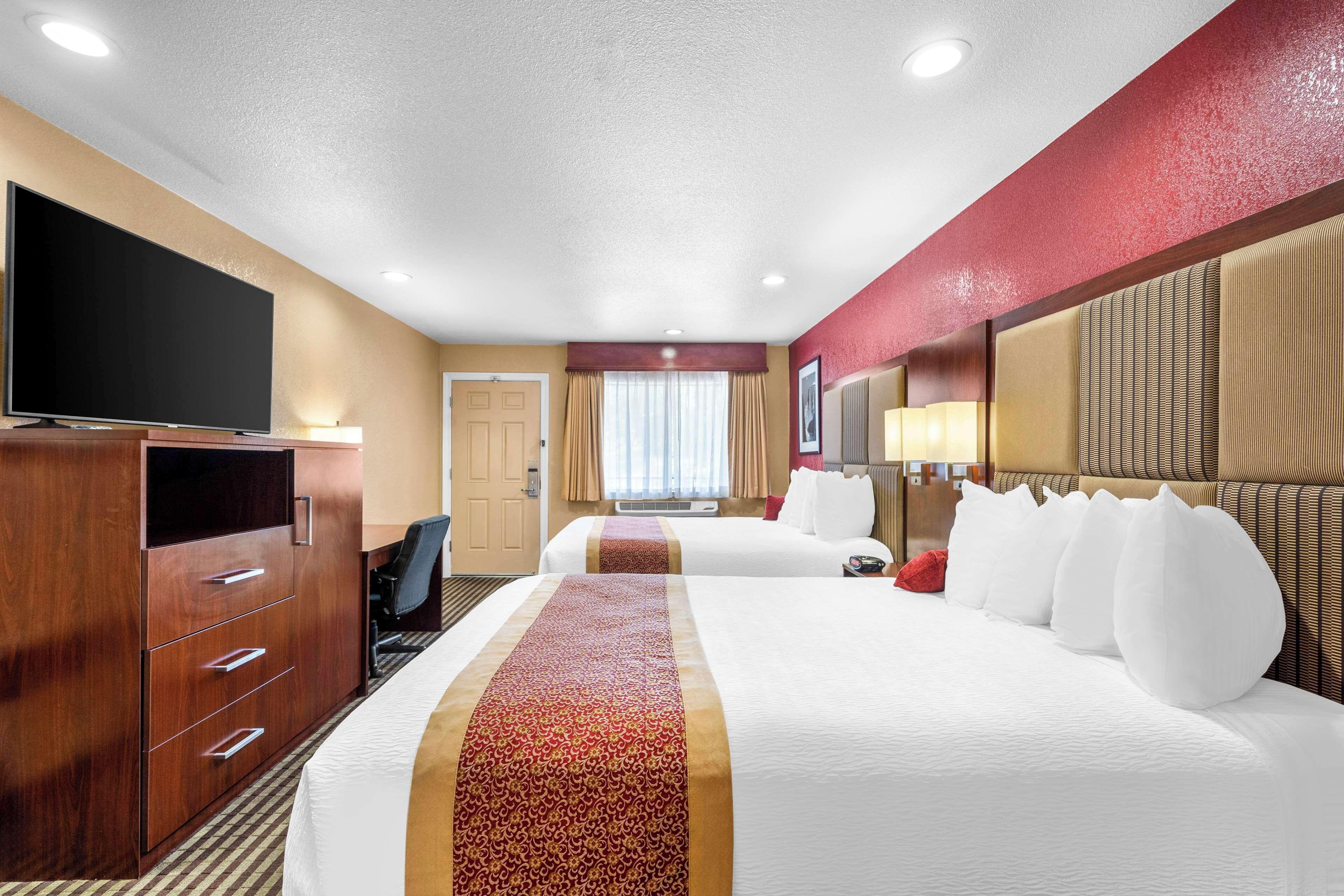 Queen Room with Two Queen Beds,1705983444:JPEG