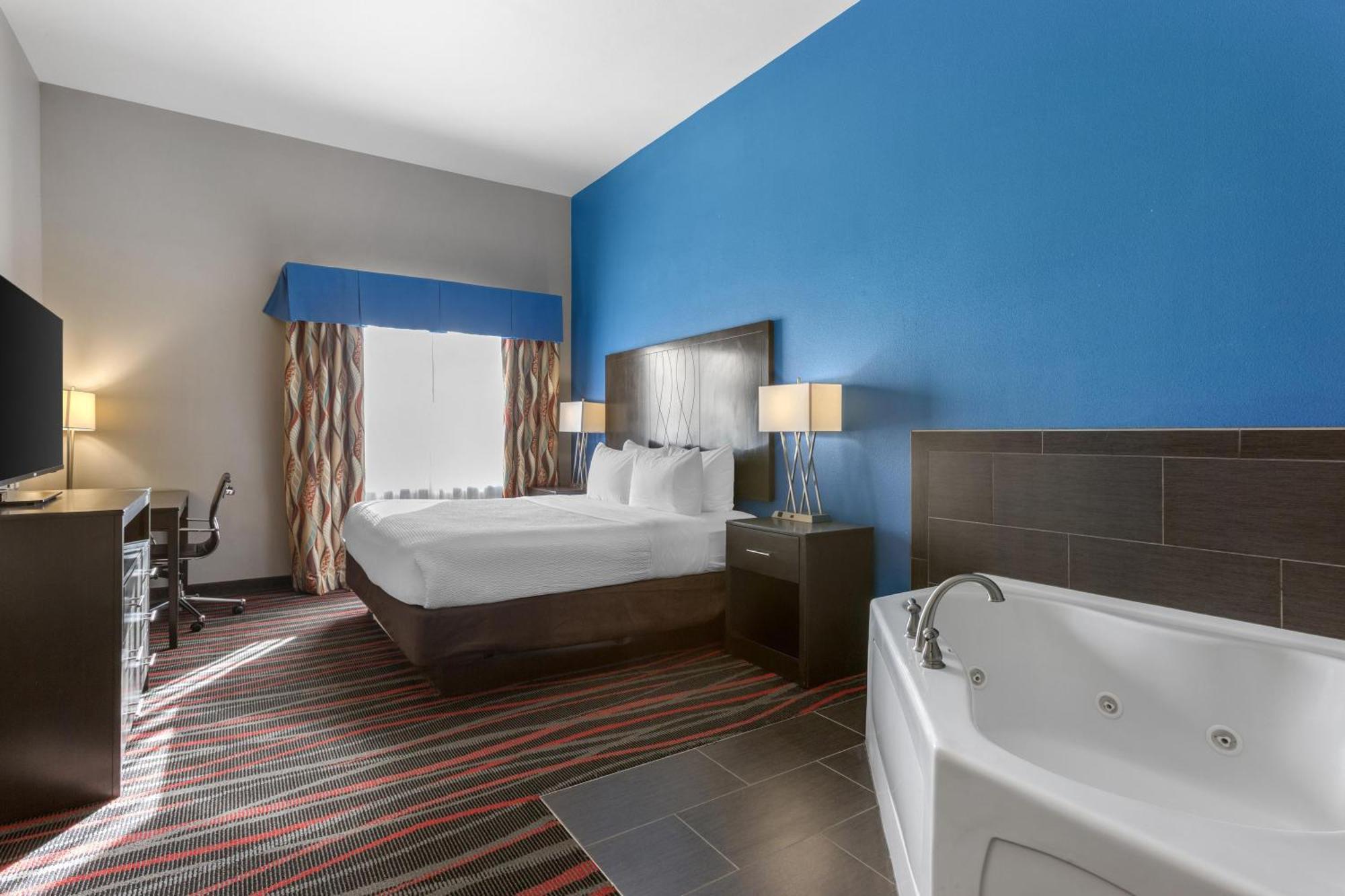 King Suite with Whirlpool - Non-Smoking,1731477303:JPEG