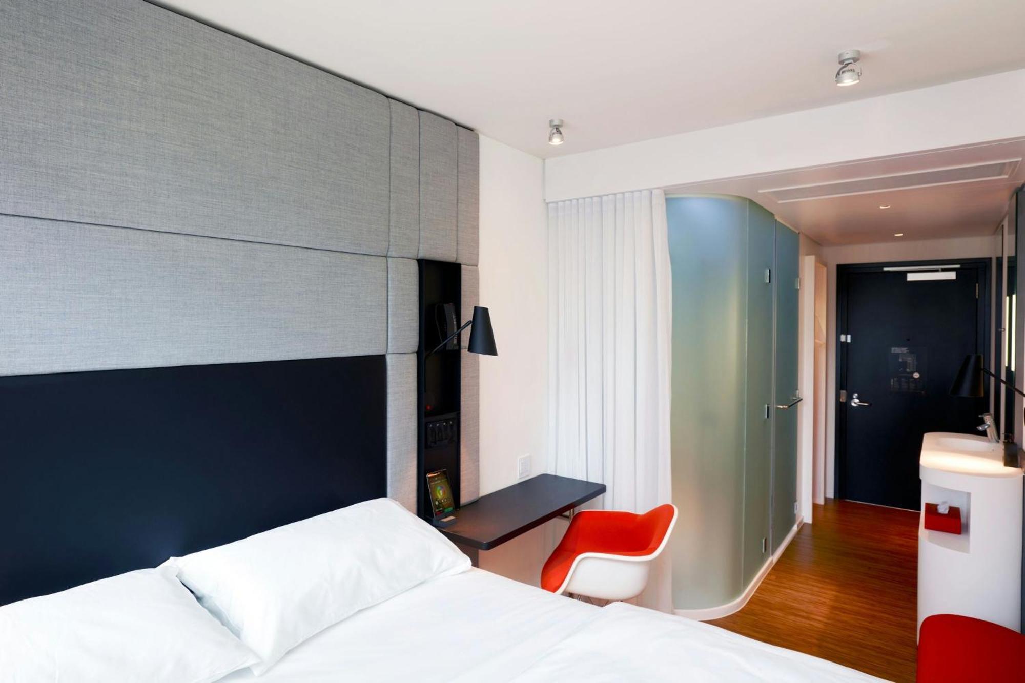 Zimmer mit Kingsize-Bett