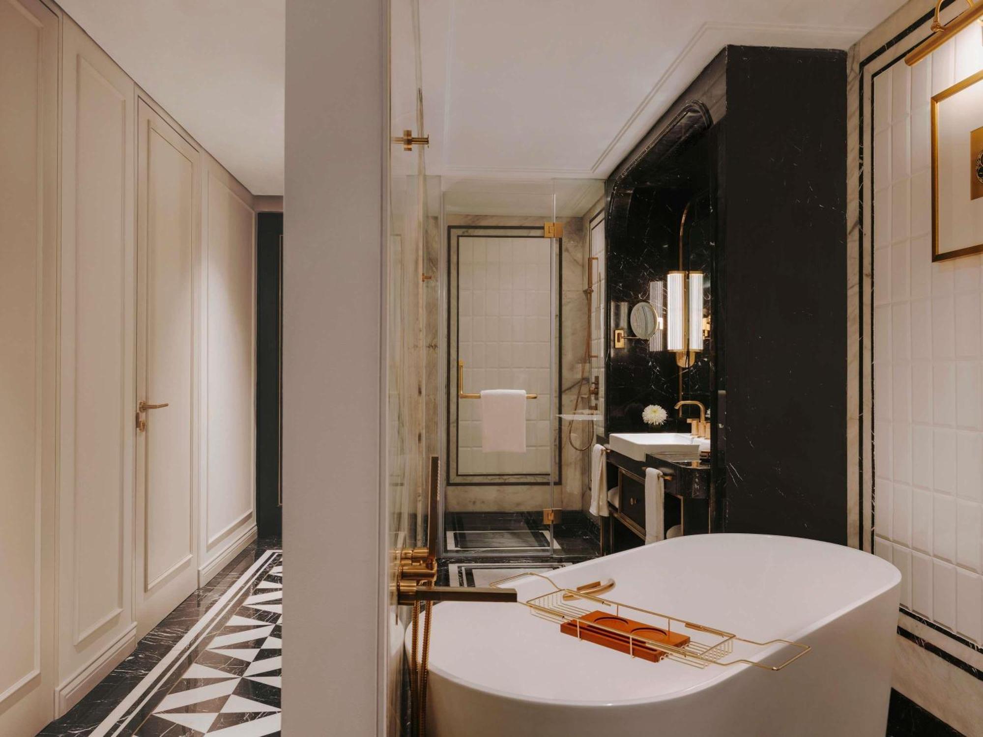 Signature King Room with Airport View and Complimentary Airport Transfers (T1 & T2) , Soft Mini Bar , Daily 4 Piece Laundry(Non Cumulative) and 15% discount on dinning (barring IRD & Tobacco),1735283004:JPEG