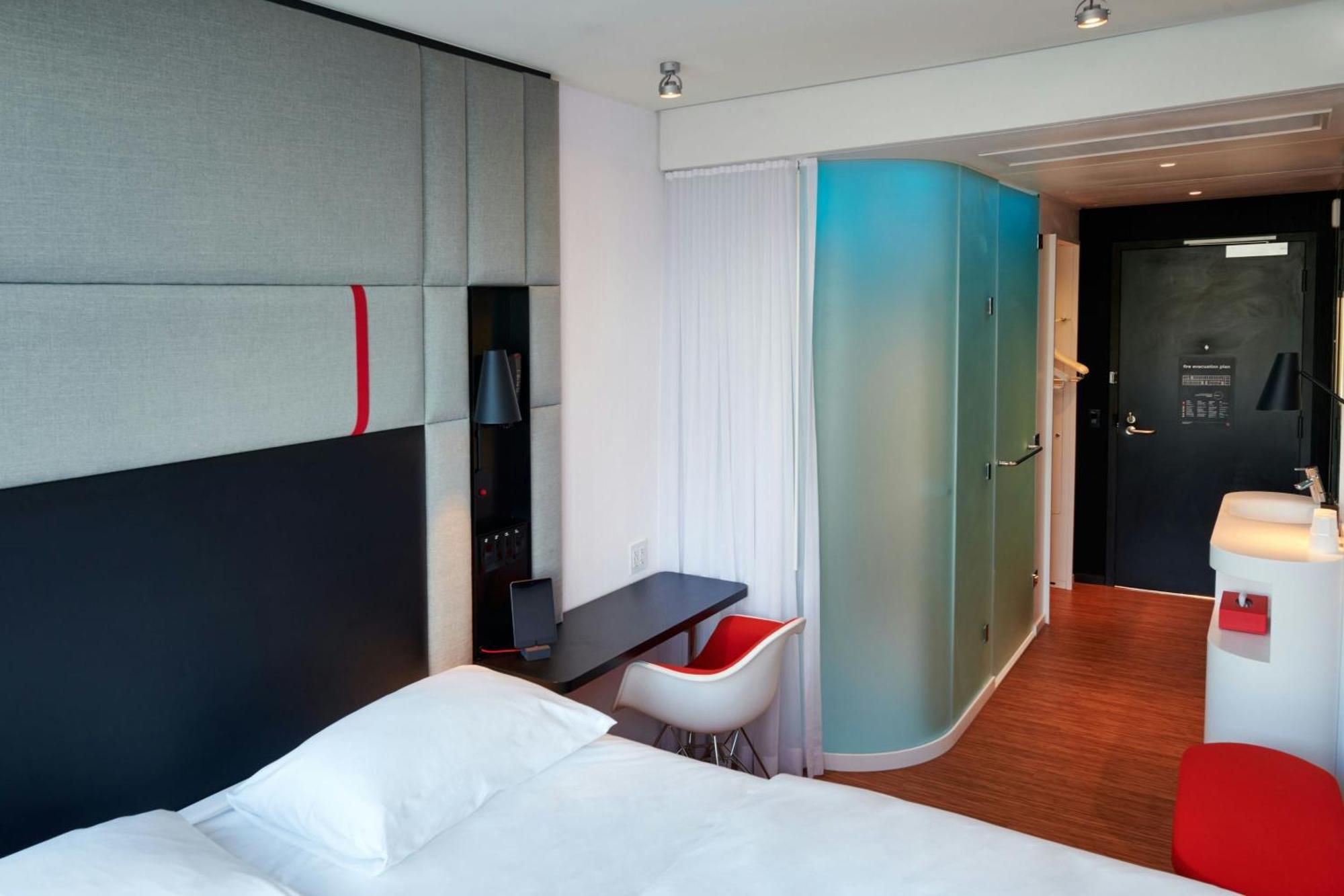 Habitación con cama extragrande.