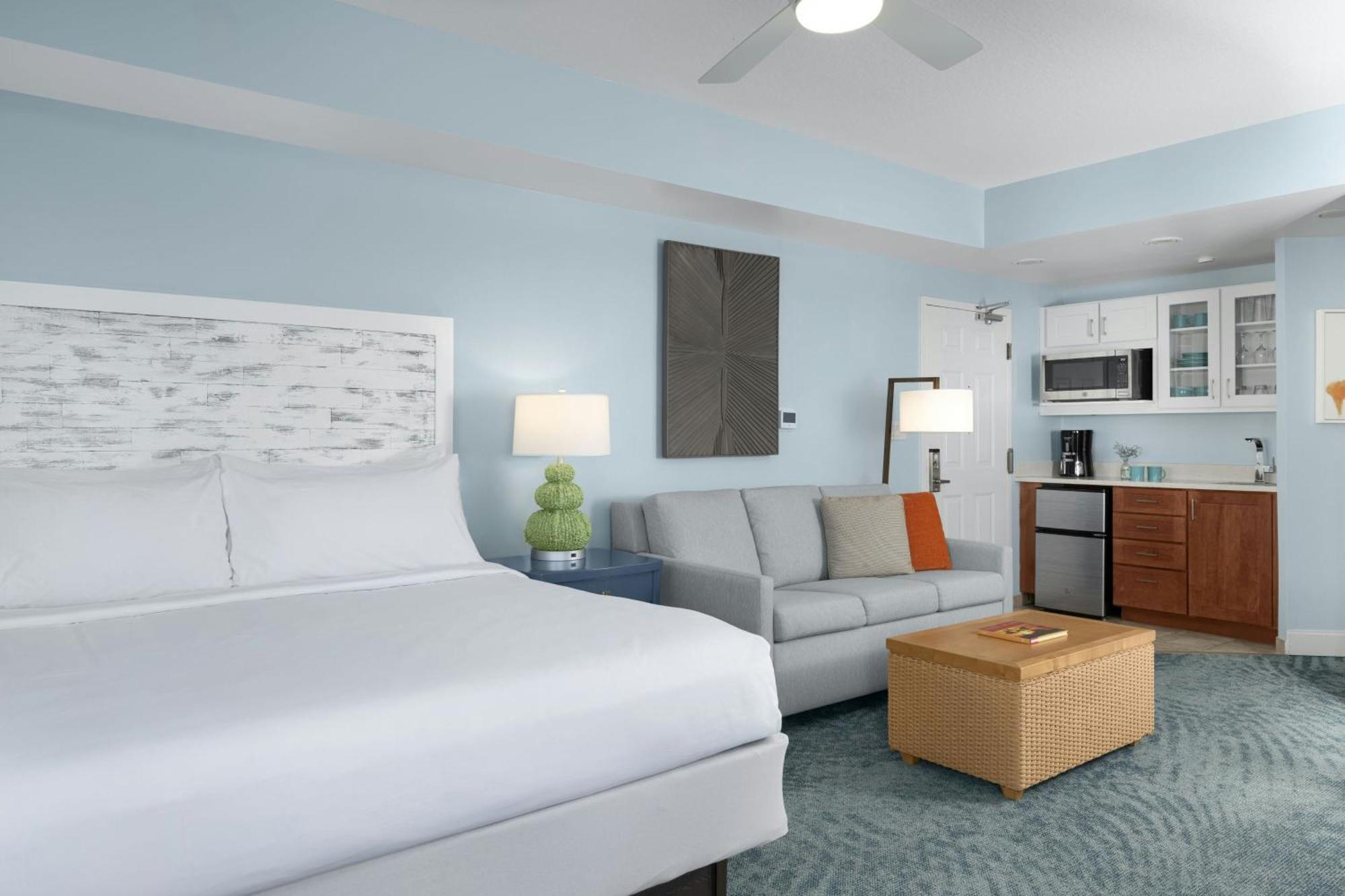 Quarto Standard com Cama King-size e Sofá-cama - Cozinha Compacta