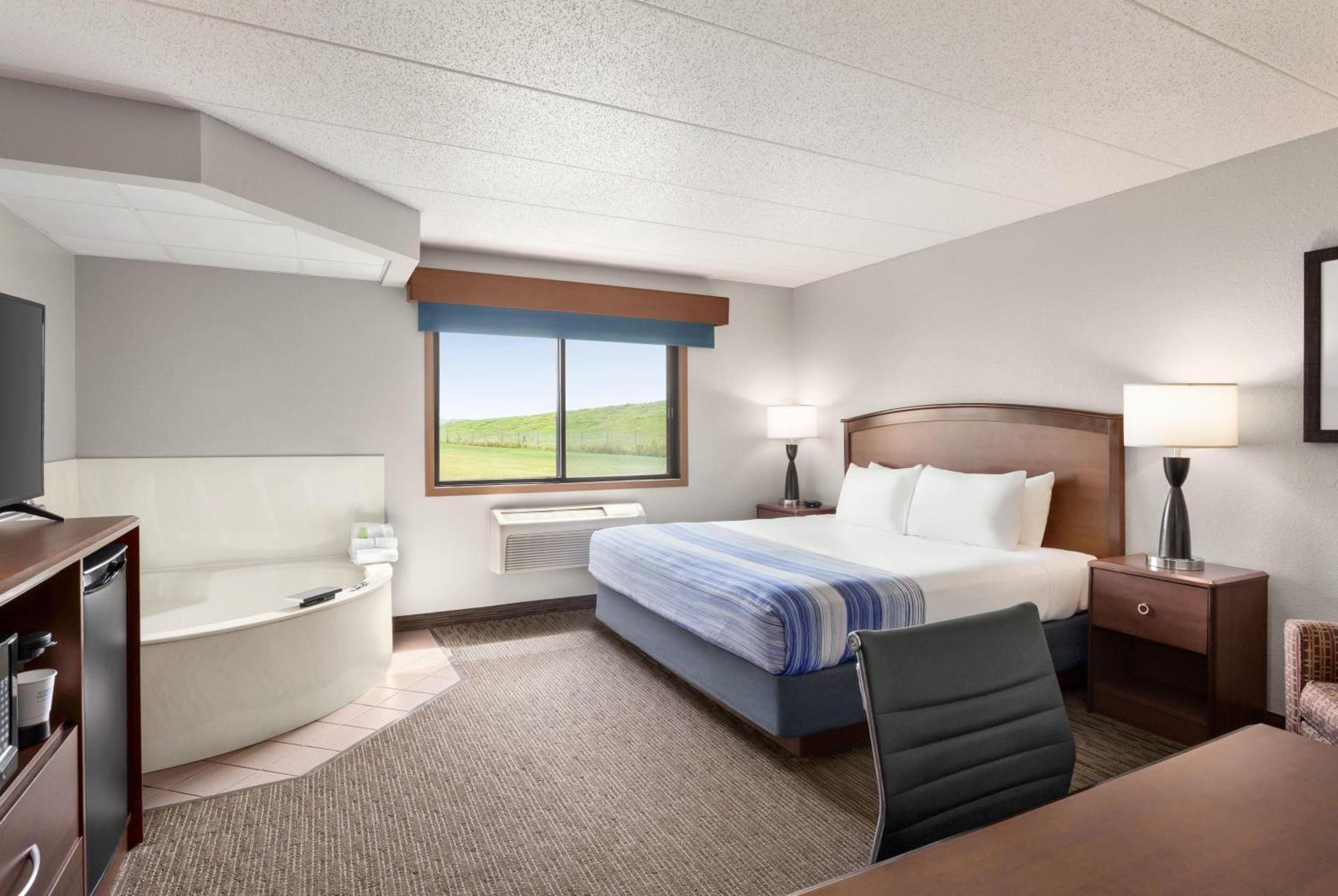 Deluxe King Suite - Non-Smoking