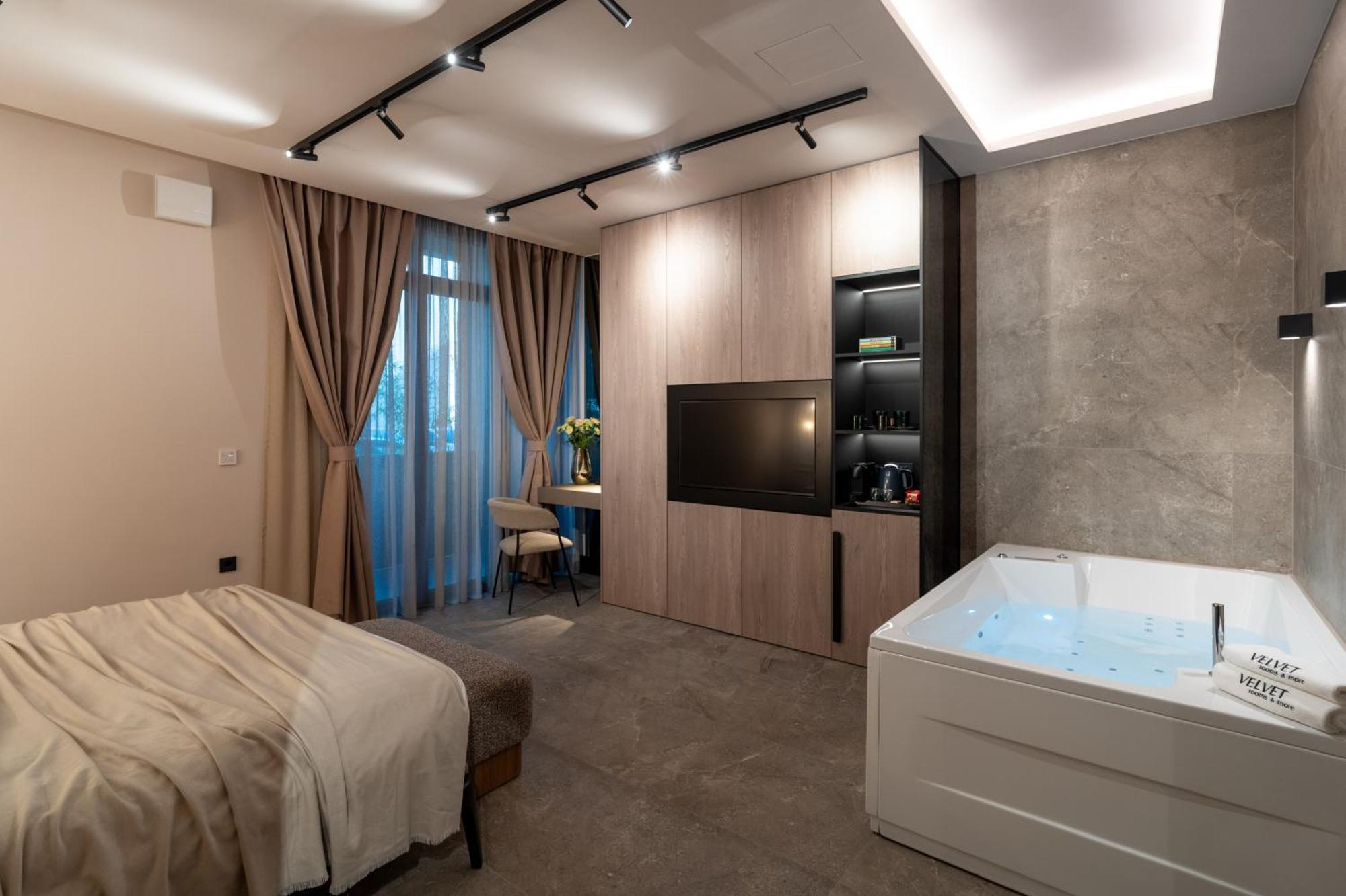 Zimmer mit Kingsize-Bett und Whirlpool