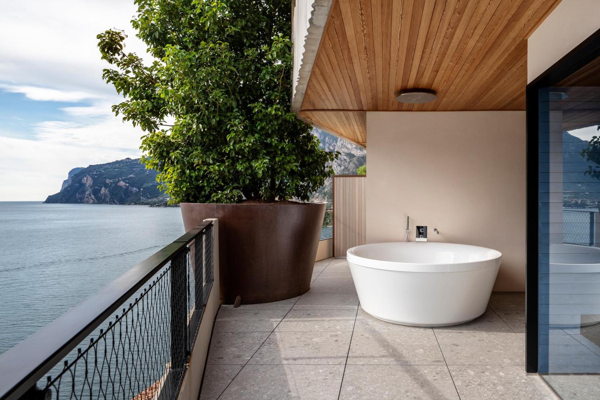 Suite with private Spa and Lake View