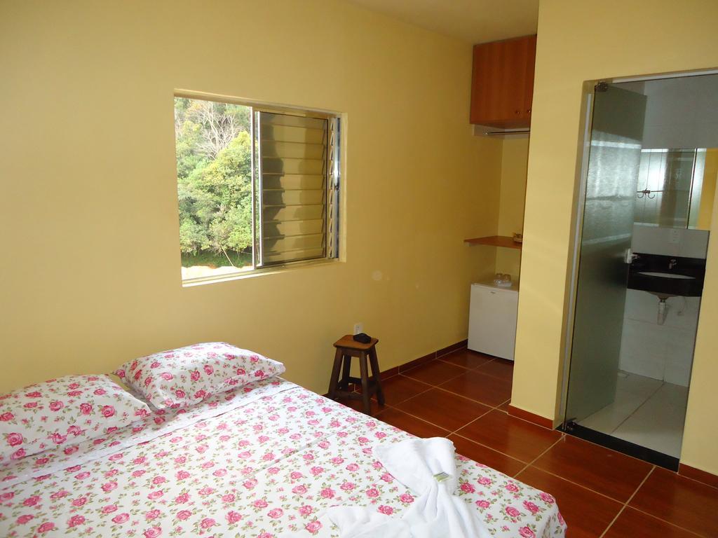 Quarto com Cama de Casal ou 2 de Solteiro e Banheiro