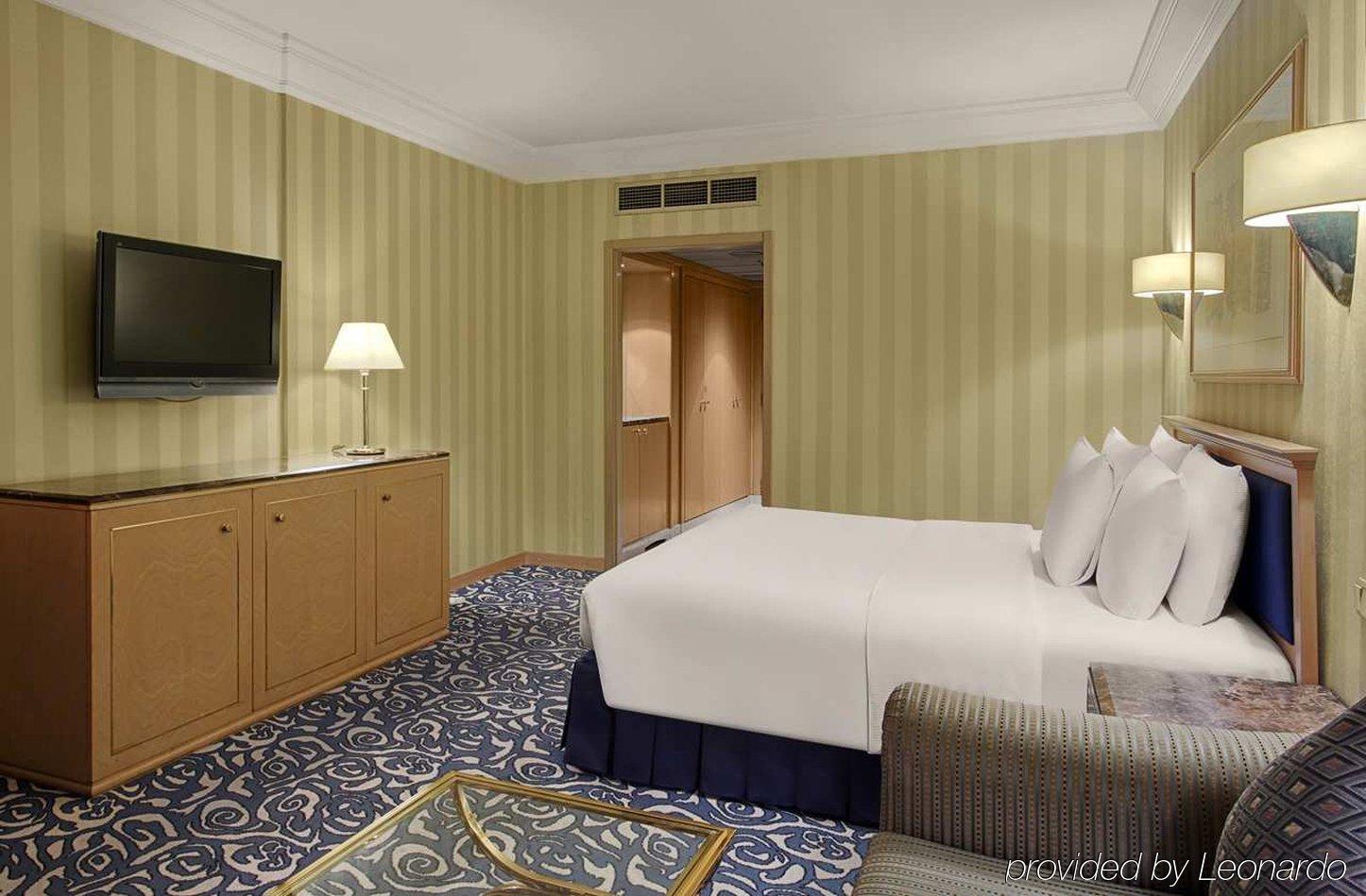 Deluxe Room Partial Haram View with One King Bed,377563198:JPEG