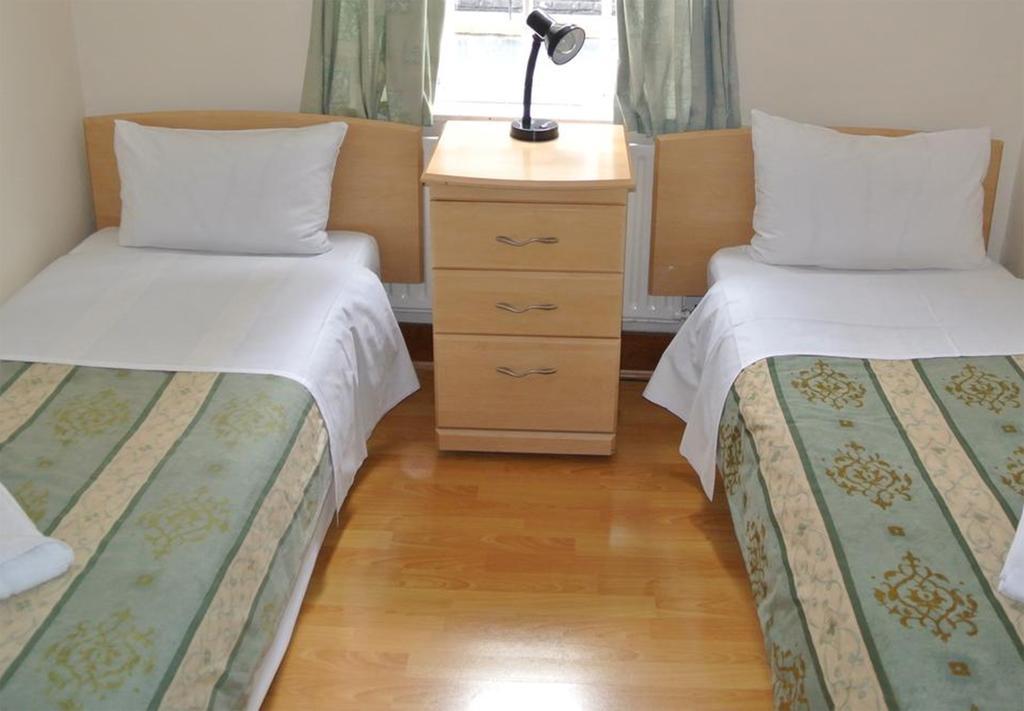 Chambre Lits Jumeaux avec Salle de Bains Commune