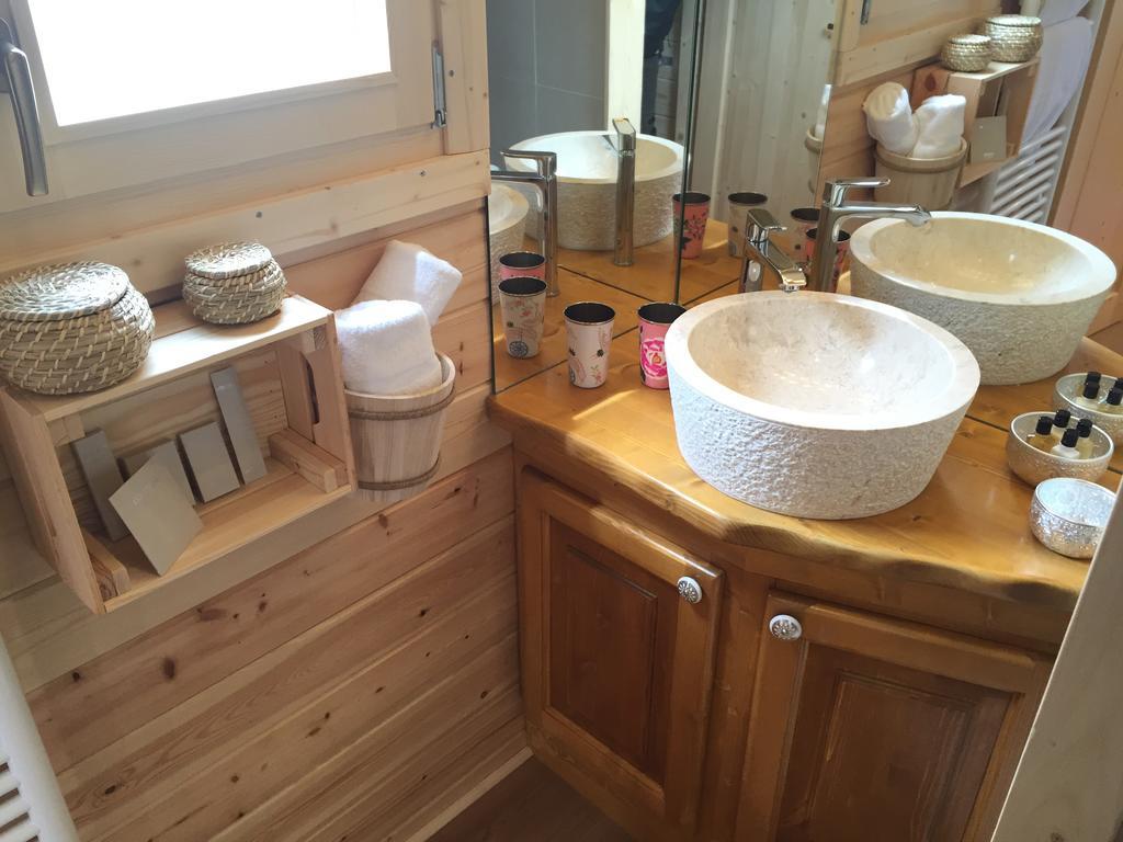 Superior Caravan with lake view,253580901:JPEG