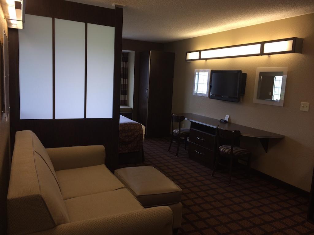 Queen Studio Suite - Mobility Access/Non-Smoking,232886737:JPEG