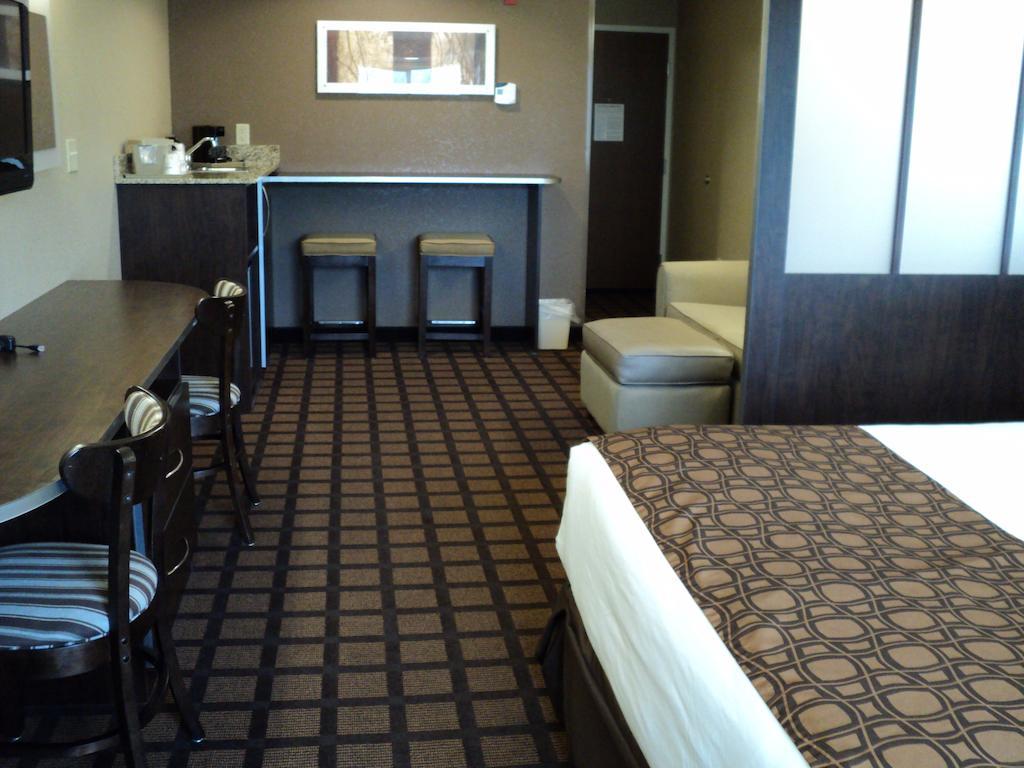 Queen Studio Suite Mobility Access or Non-Smoking,232886683:JPEG