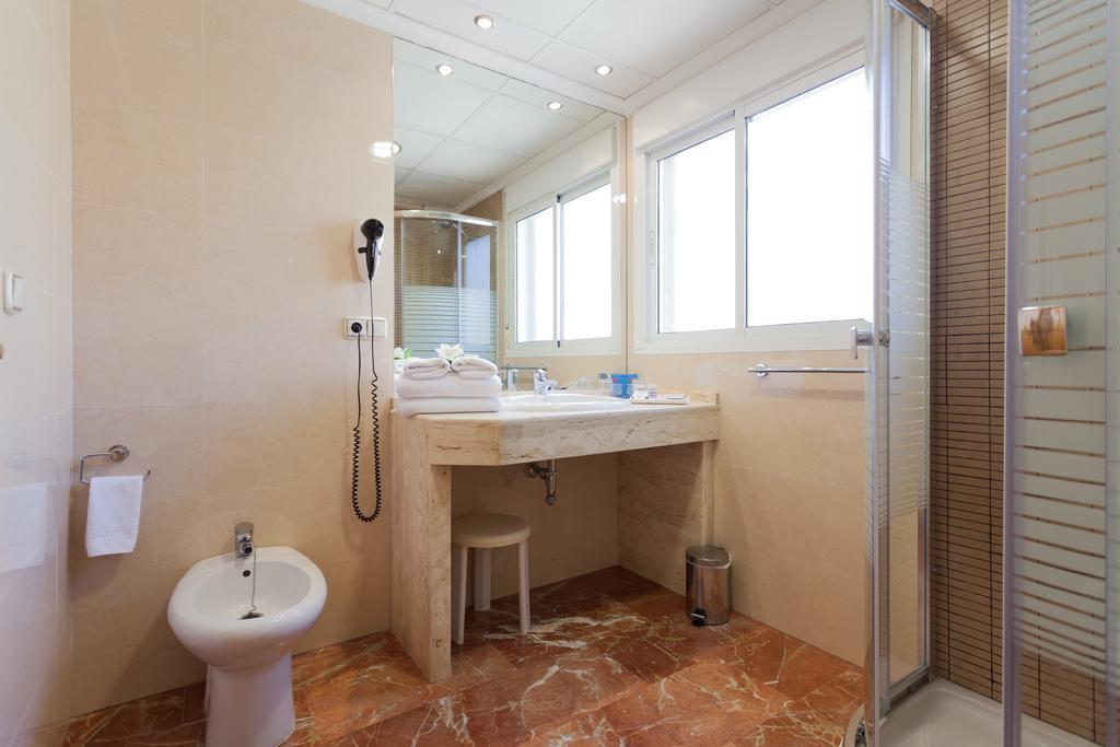 Habitación Doble con vistas laterales al mar