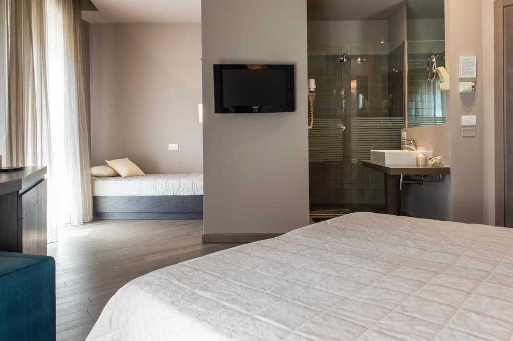 Triple Room with Pool View,640661190:JPEG