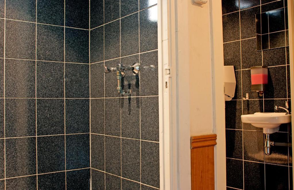 Vierpersoonskamer met Gedeelde Badkamer