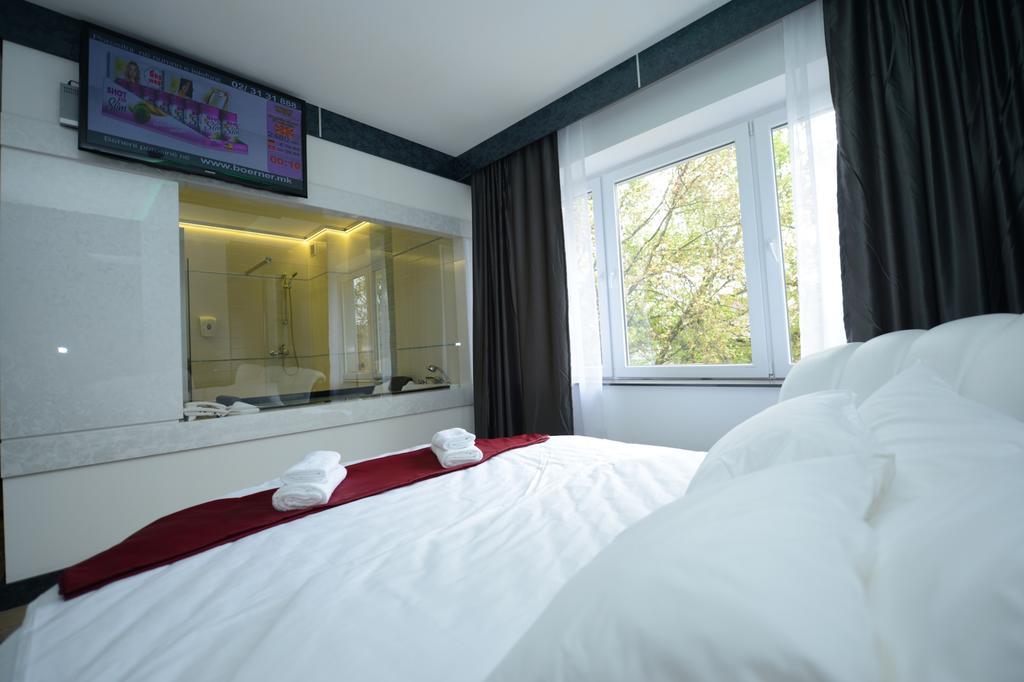 Zimmer mit Kingsize-Bett und Whirlpool
