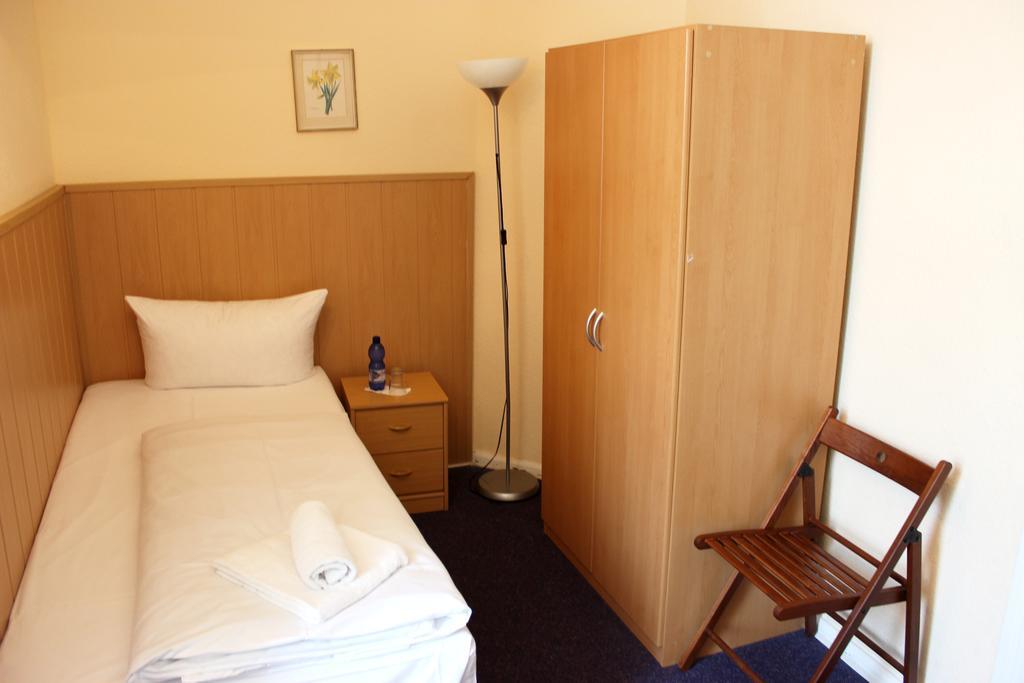 Single Room,440682120:JPEG