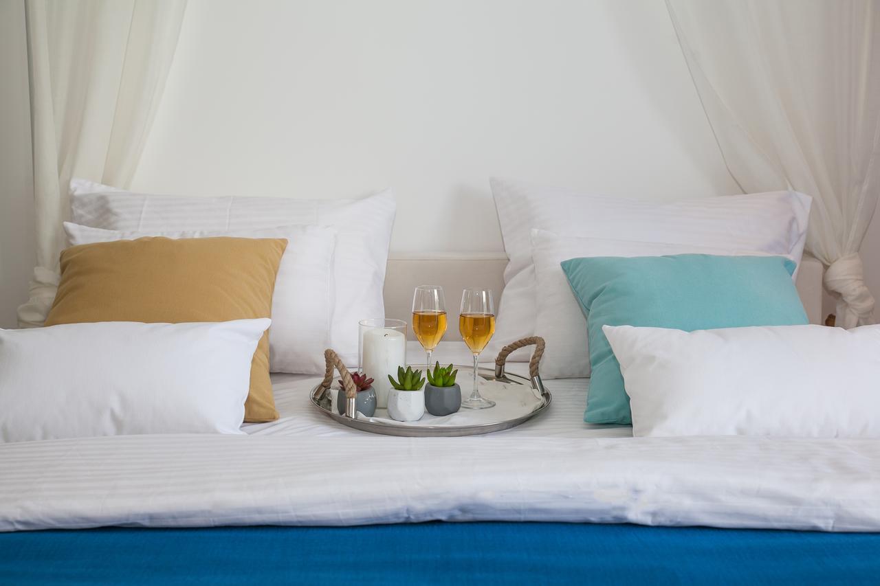 Doppelzimmer mit Balkon und seitlichem Meerblick