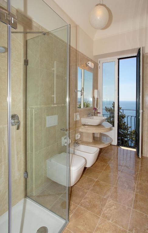 Quarto com Cama de Casal ou 2 Camas de Solteiro e Vista do Mar