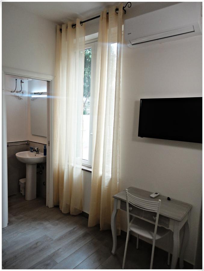 Small Double Room,639086811:JPEG